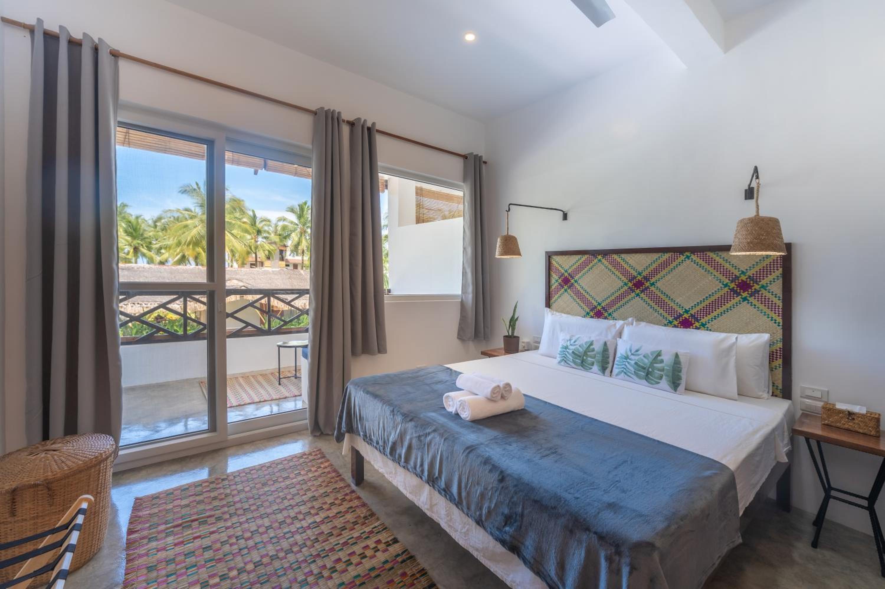 King Suite with Balcony - Photo 3