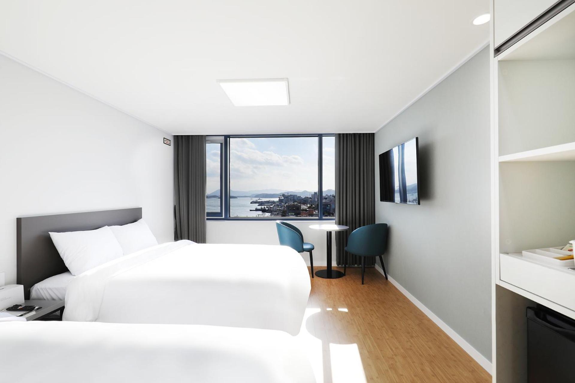 Double or Twin Room with Sea View - Photo 8