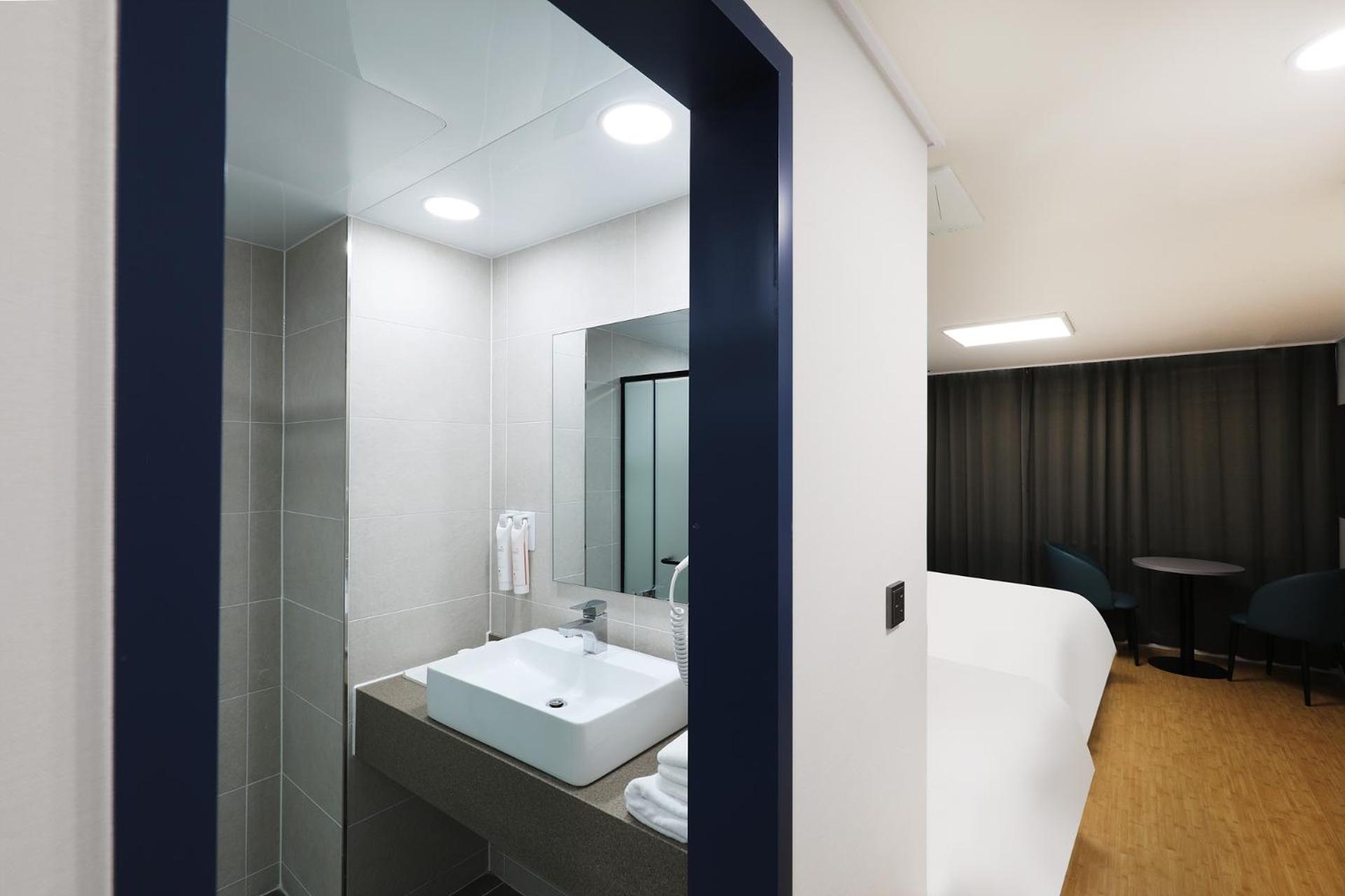 Double or Twin Room with Sea View - Photo 4