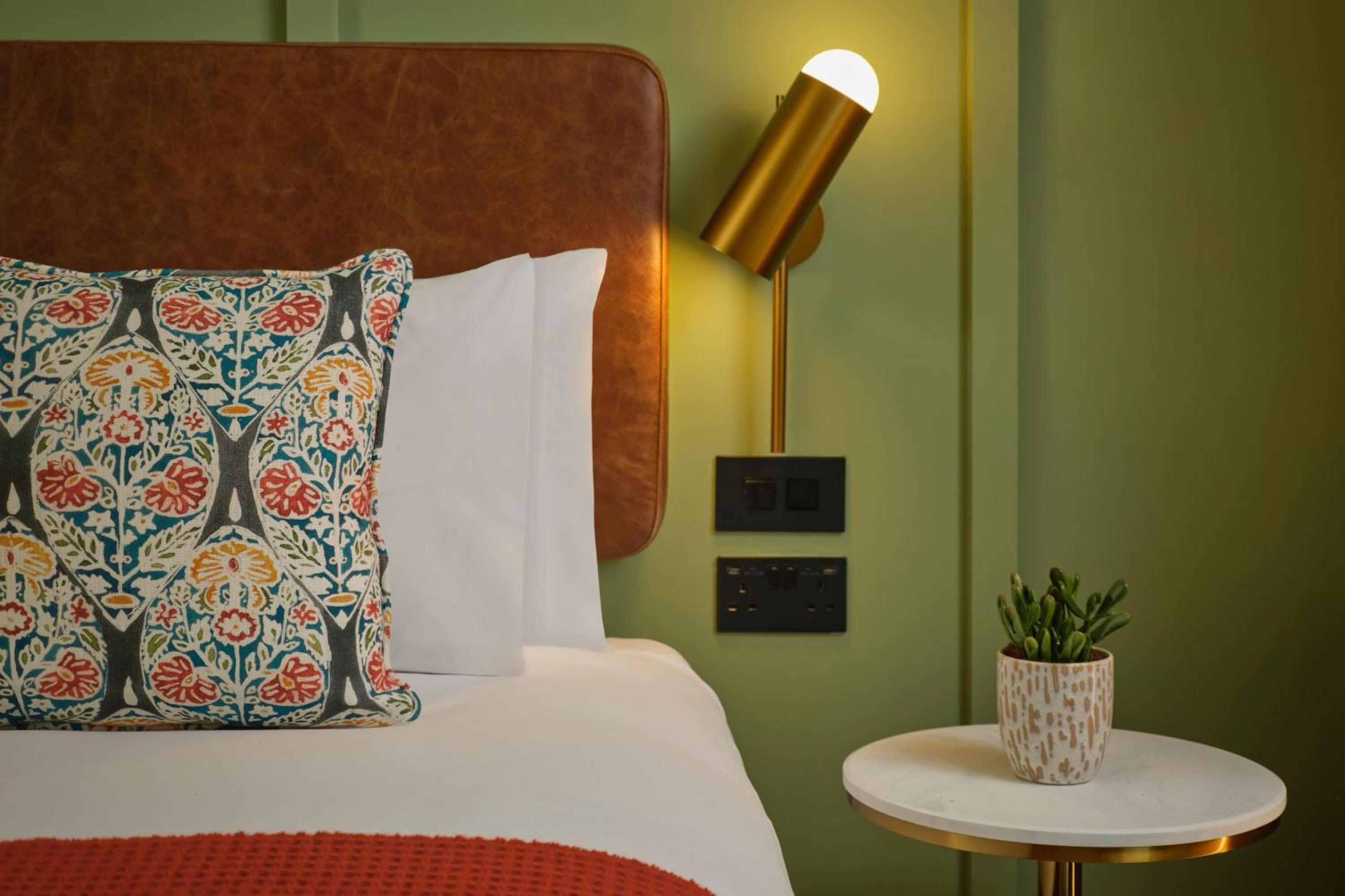 Deluxe Queen Room with Double Bed and City View - Photo 7