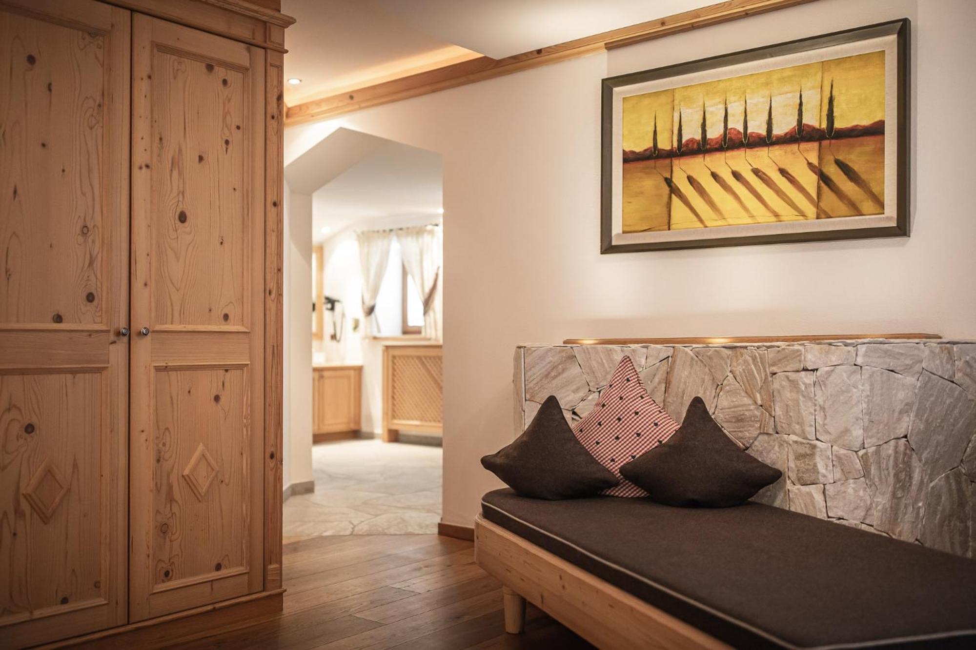 Comfort Suite with Whirlpool photo 2