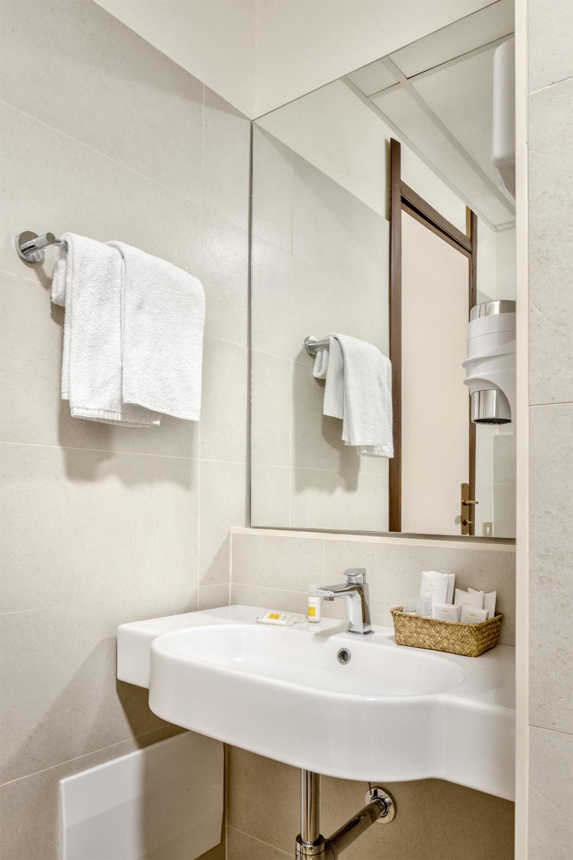 Classic Double Room - Photo 15