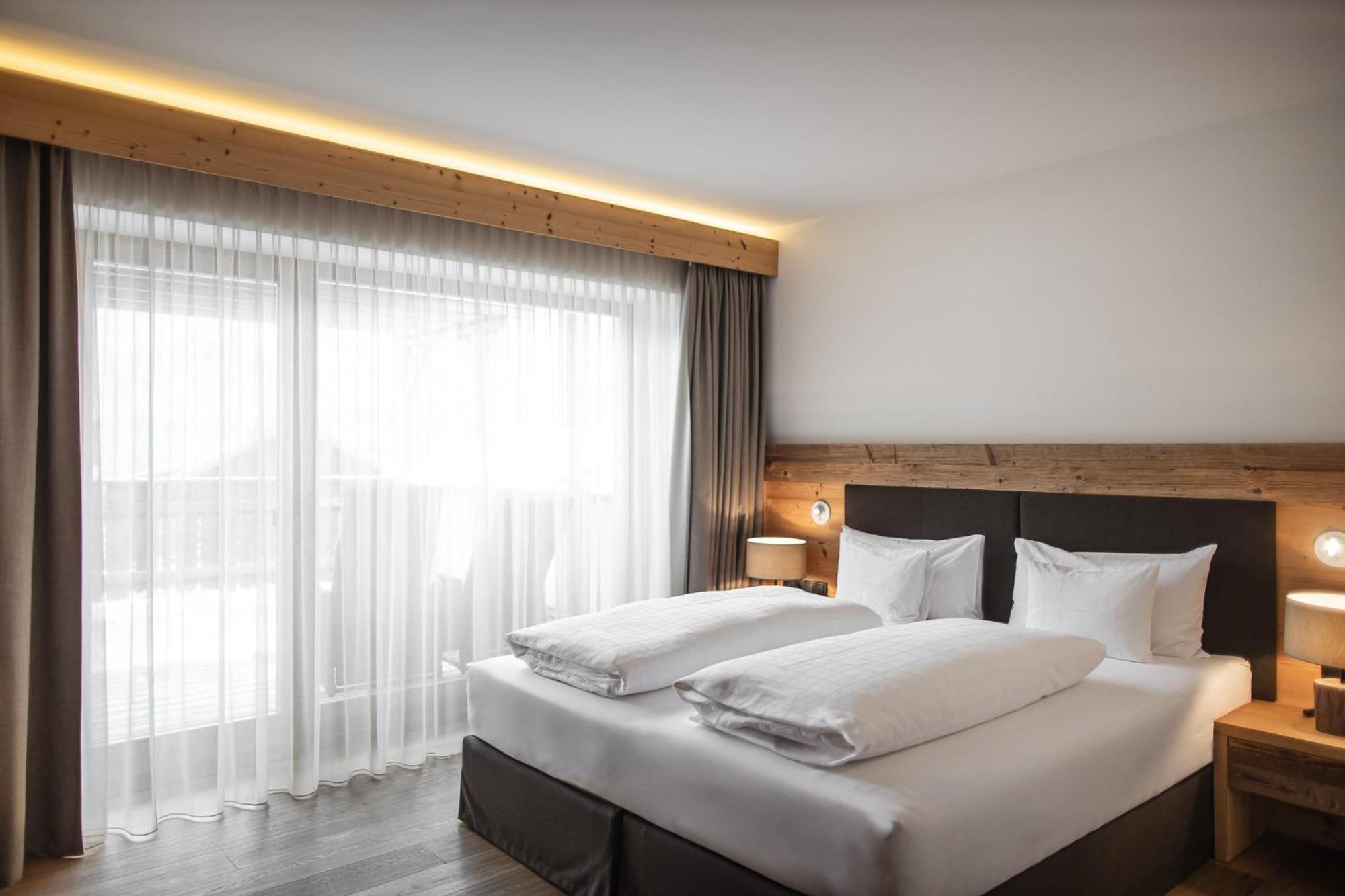 Deluxe Suite with Balcony photo 2
