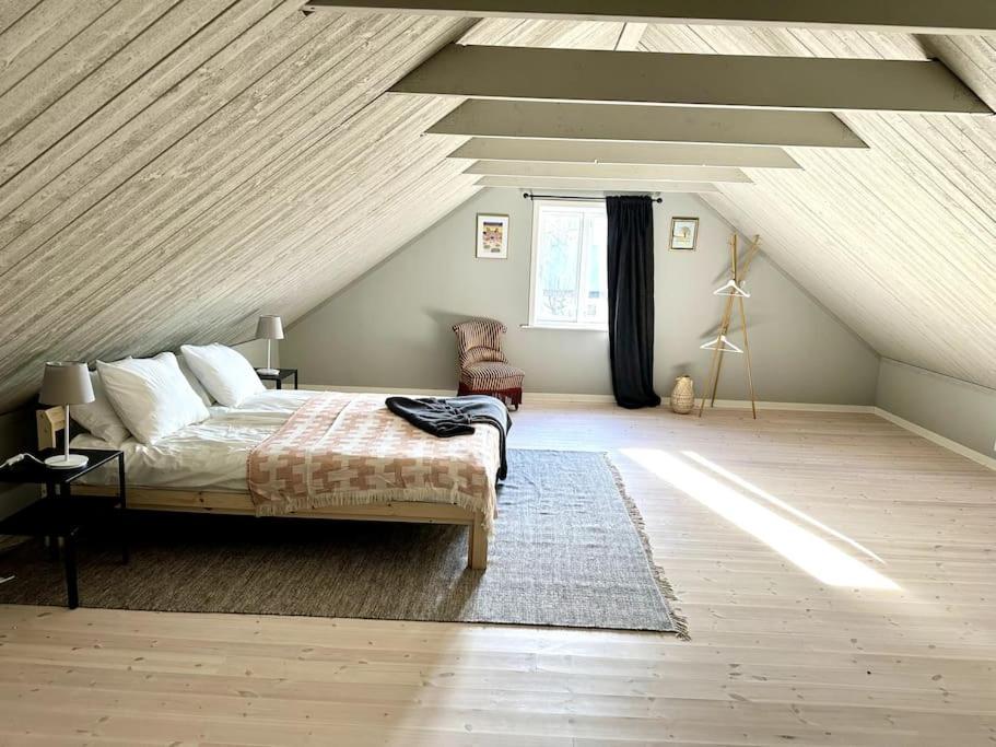 One-Bedroom House photo 1