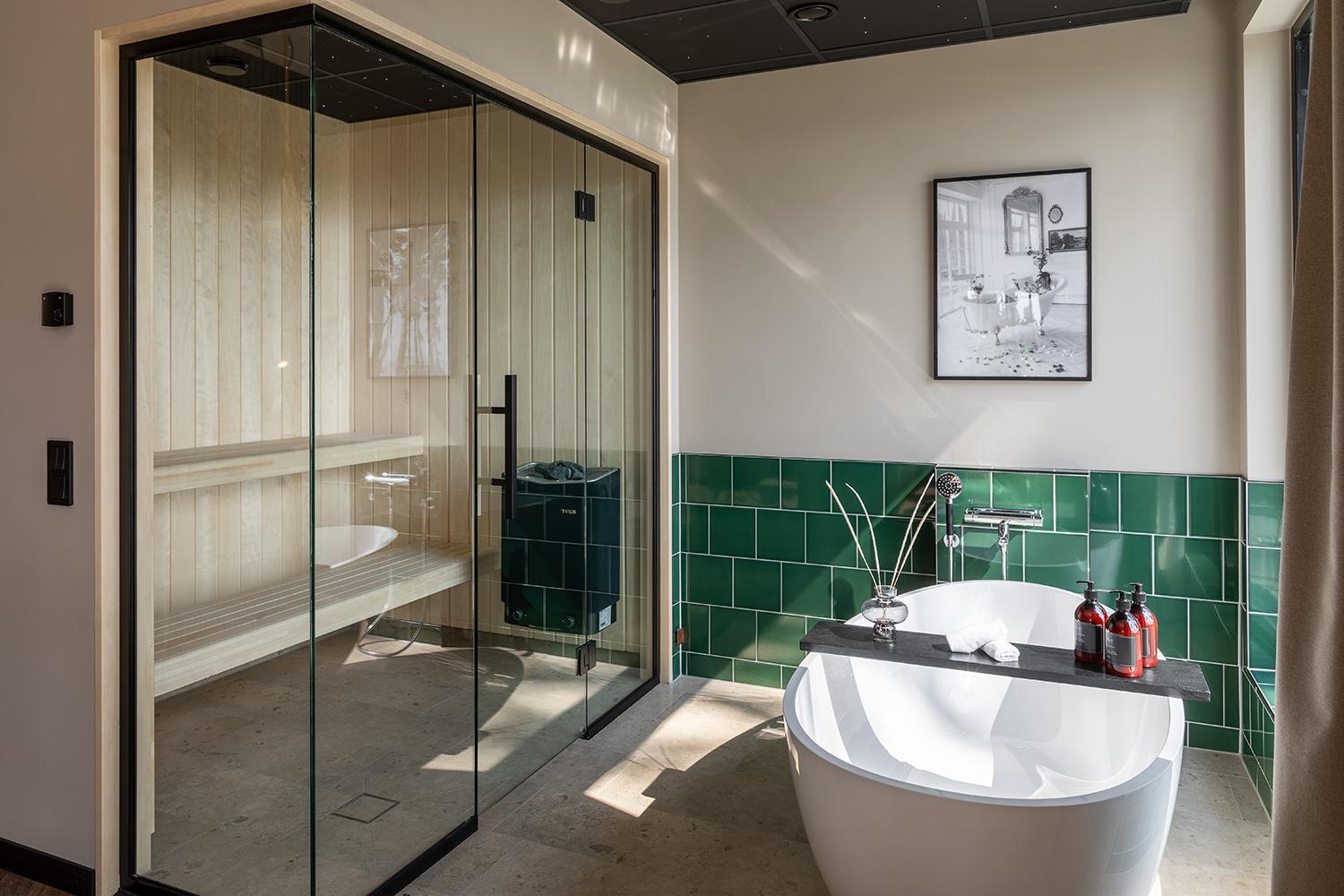 Deluxe Suite with Sea View - Photo 9