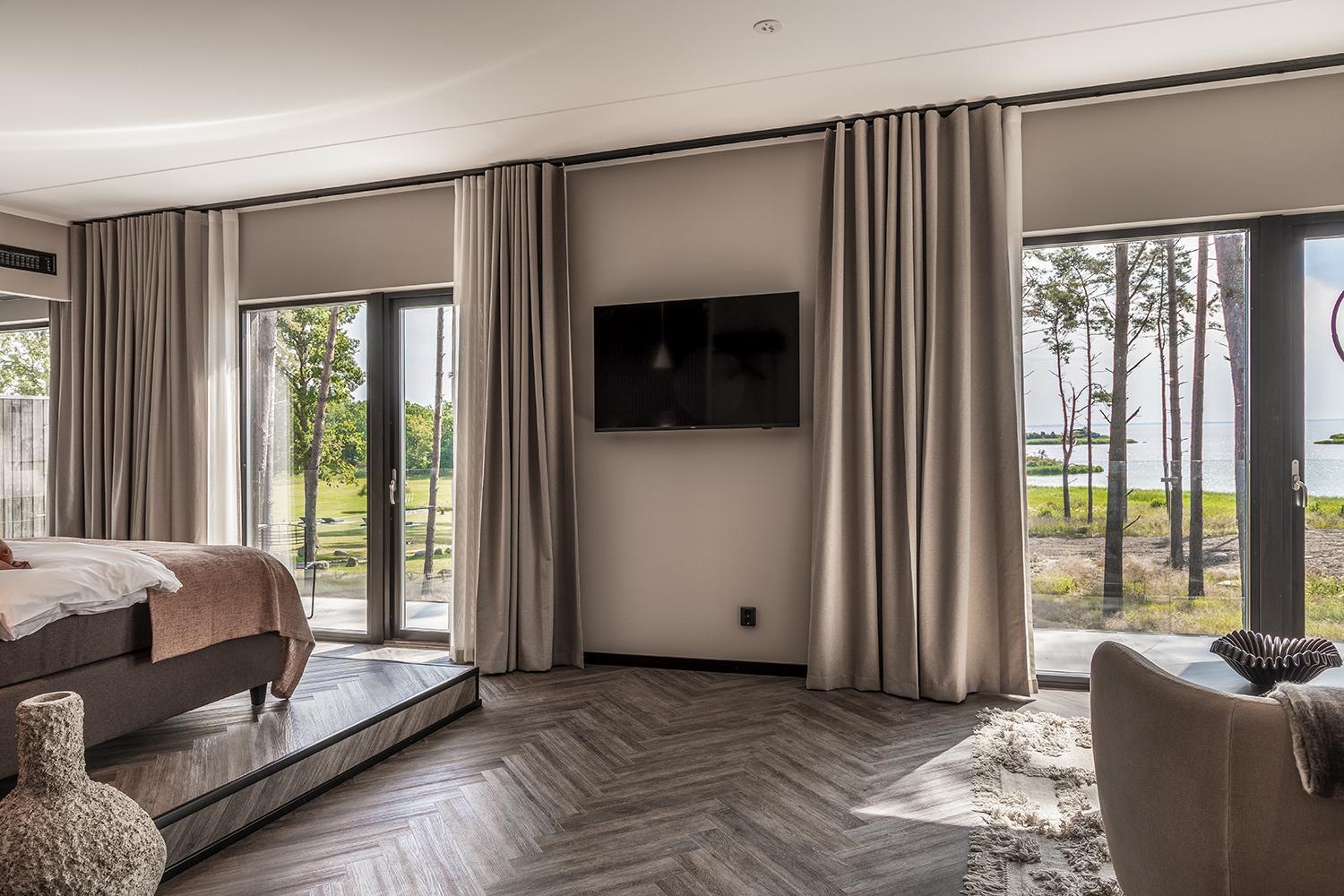 Deluxe Suite with Sea View - Photo 3