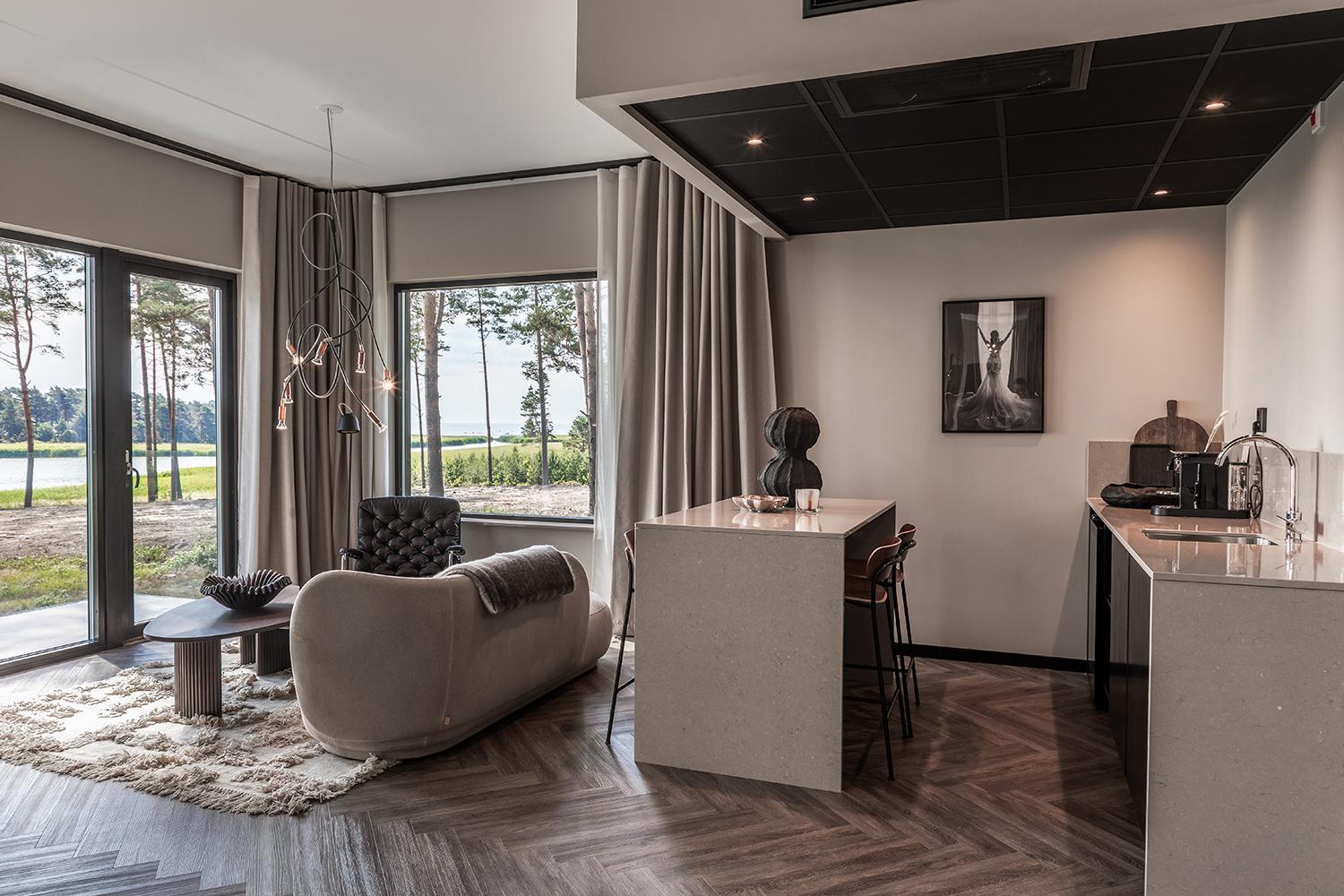 Deluxe Suite with Sea View - Photo 4