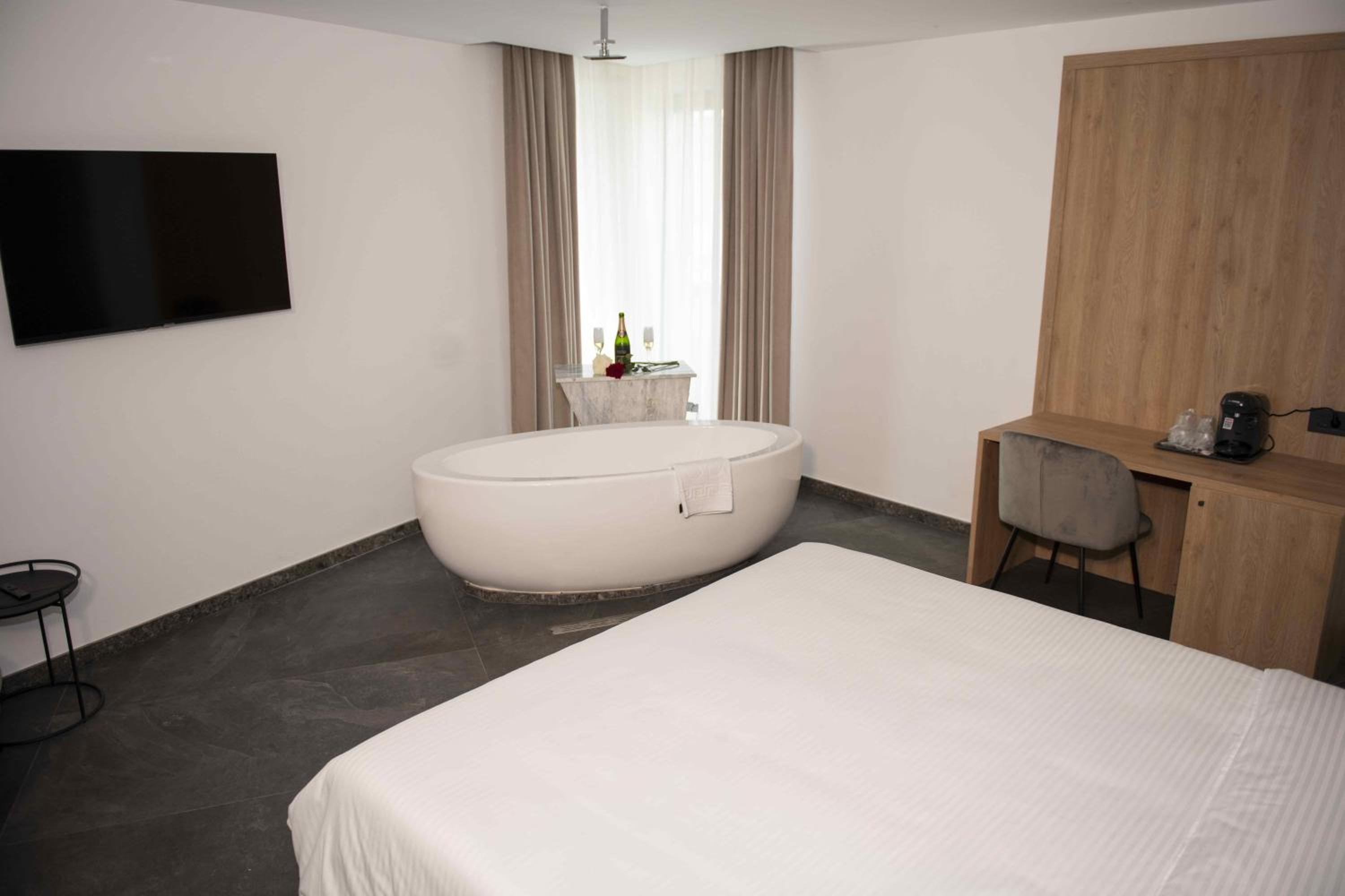 Deluxe Double Room with bathtub