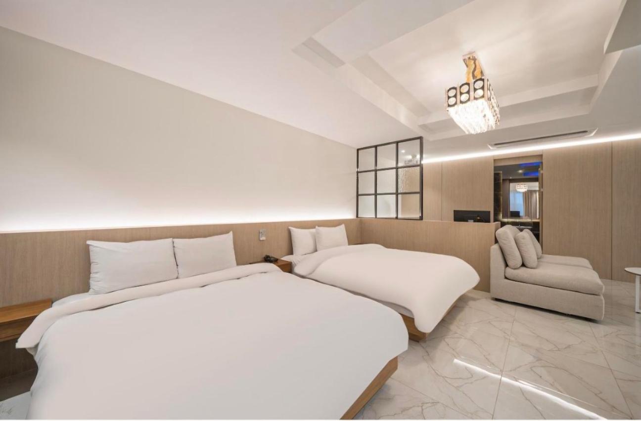 Suite - Photo 1