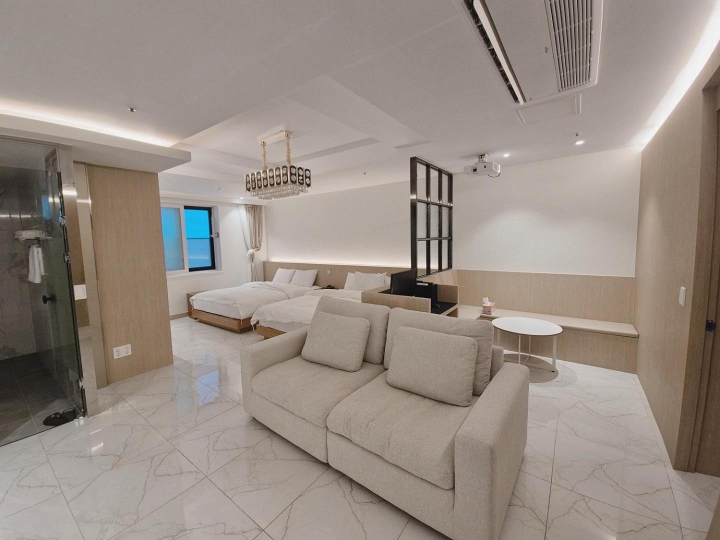 Suite - Photo 3