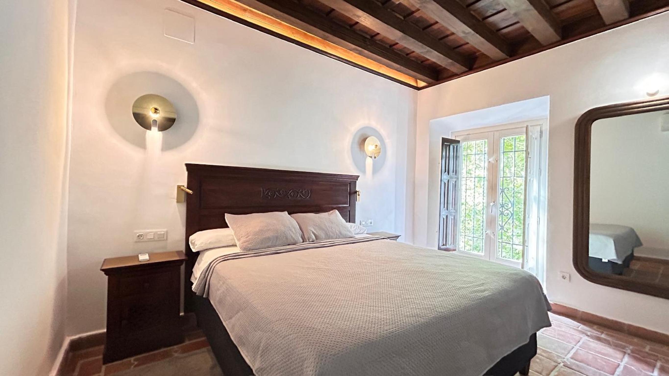 One-Bedroom Apartment - Photo 2