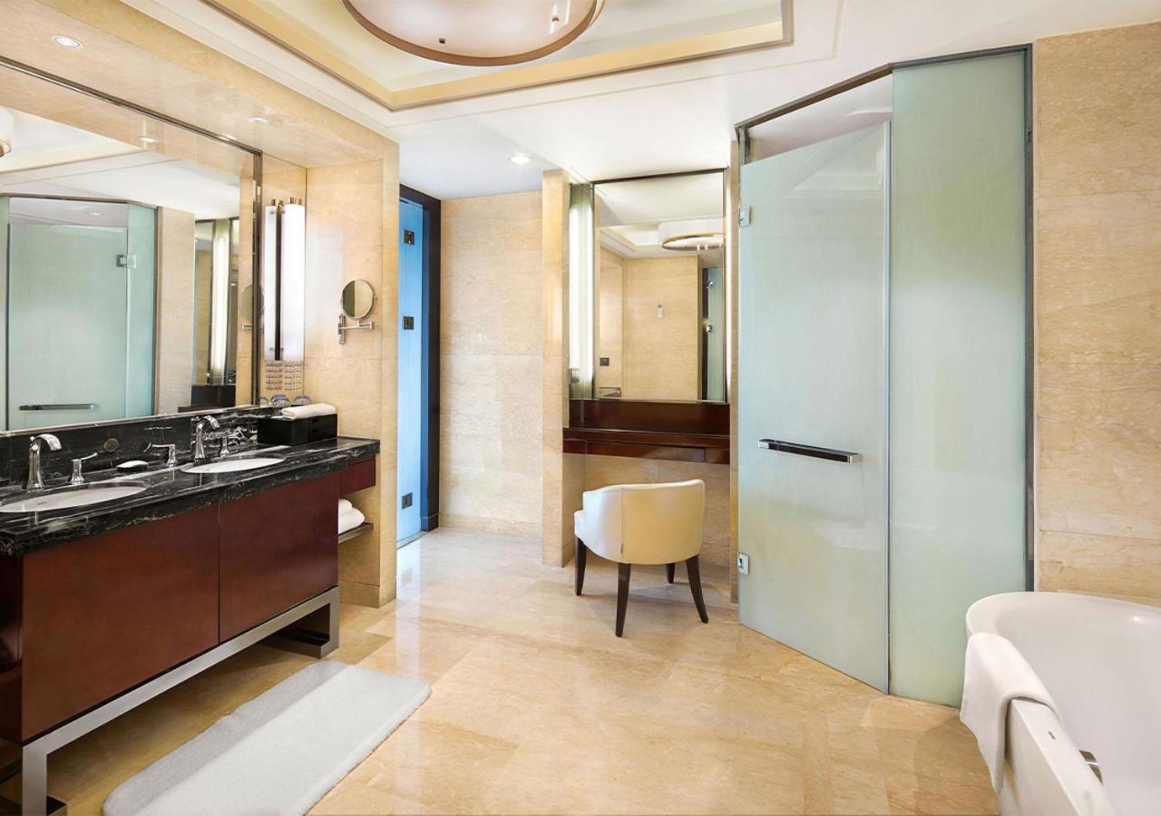 Standard King Room with Lounge Access - Photo 2