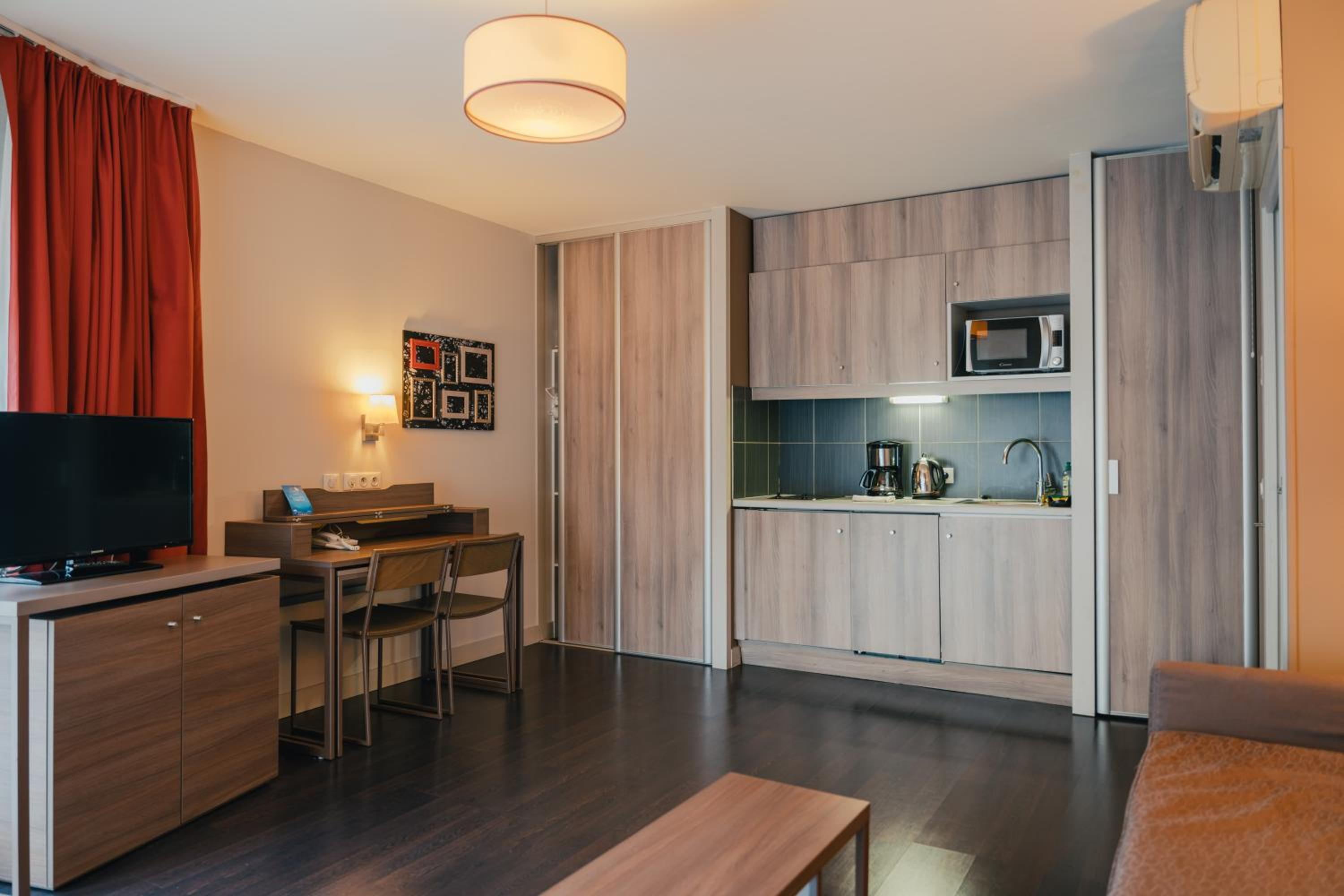 One Bedroom Apartment - Non Smoking - Photo 2
