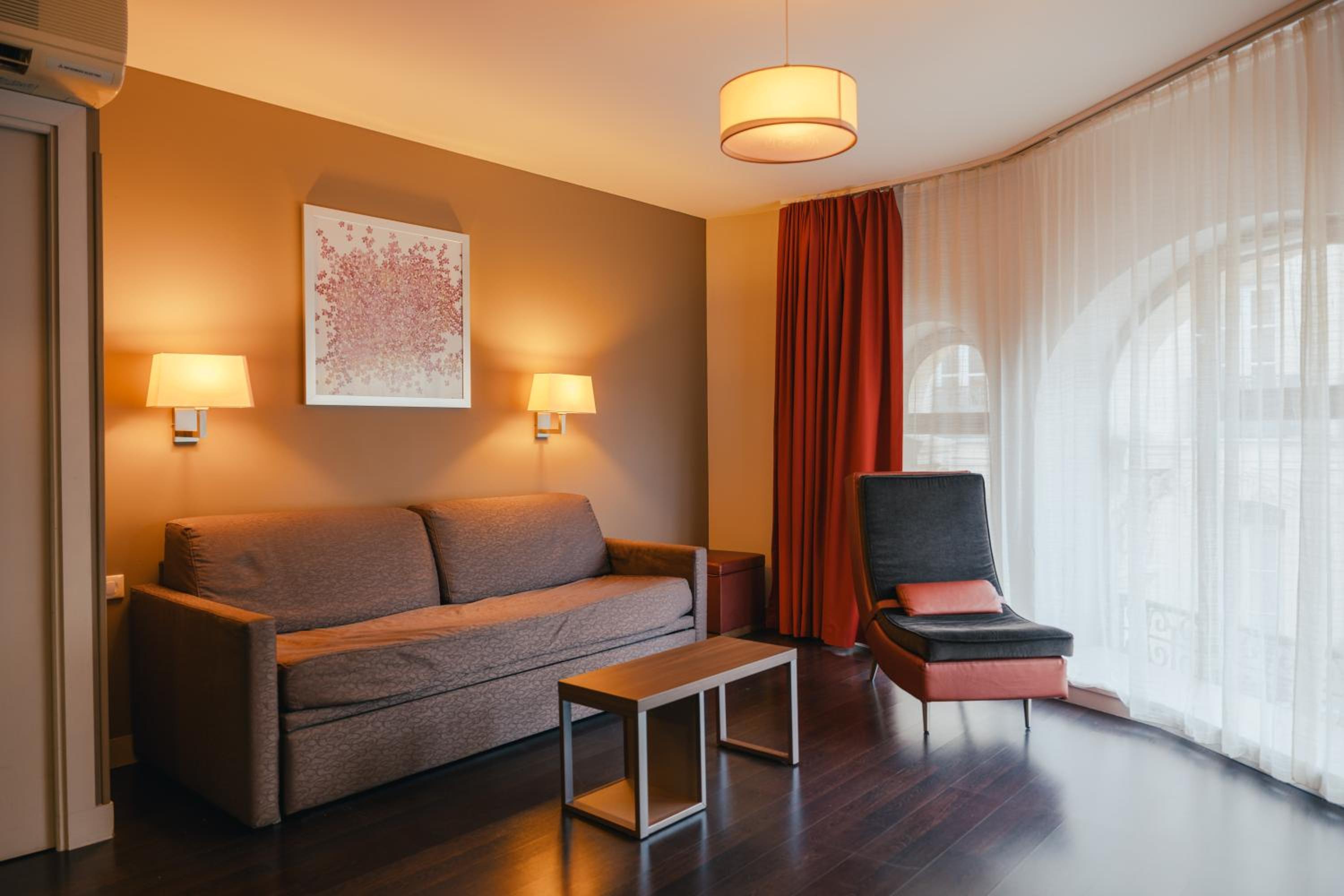 One Bedroom Apartment - Non Smoking - Photo 1