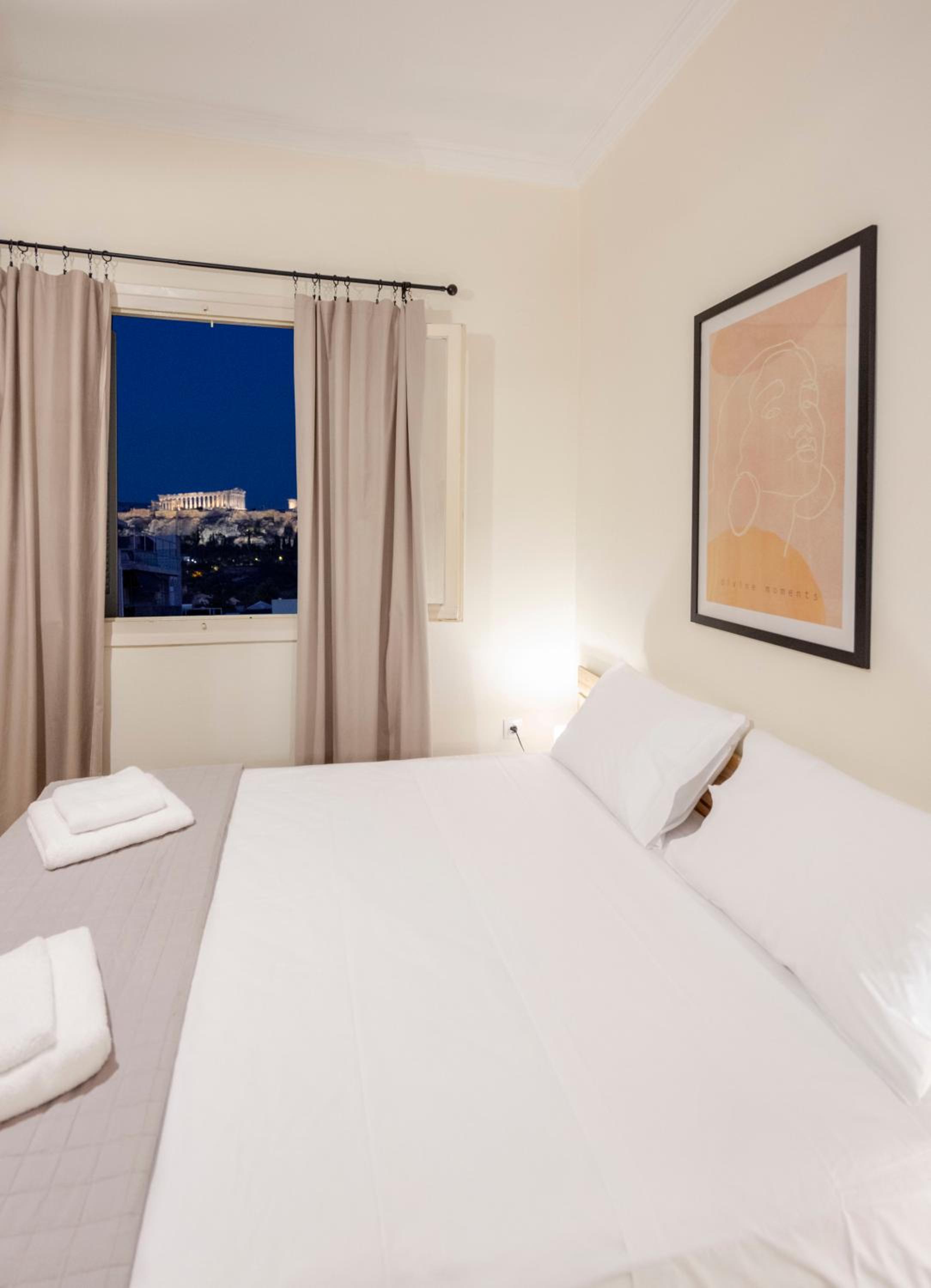 Three-Bedroom Apartment with View photo 3