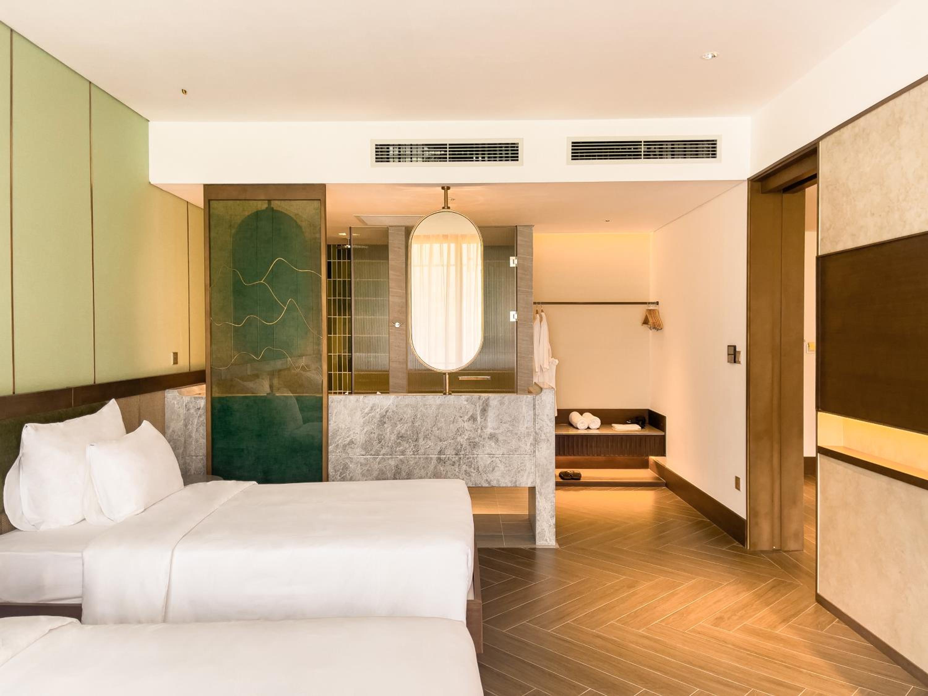 Suite with Mountain View - Photo 5
