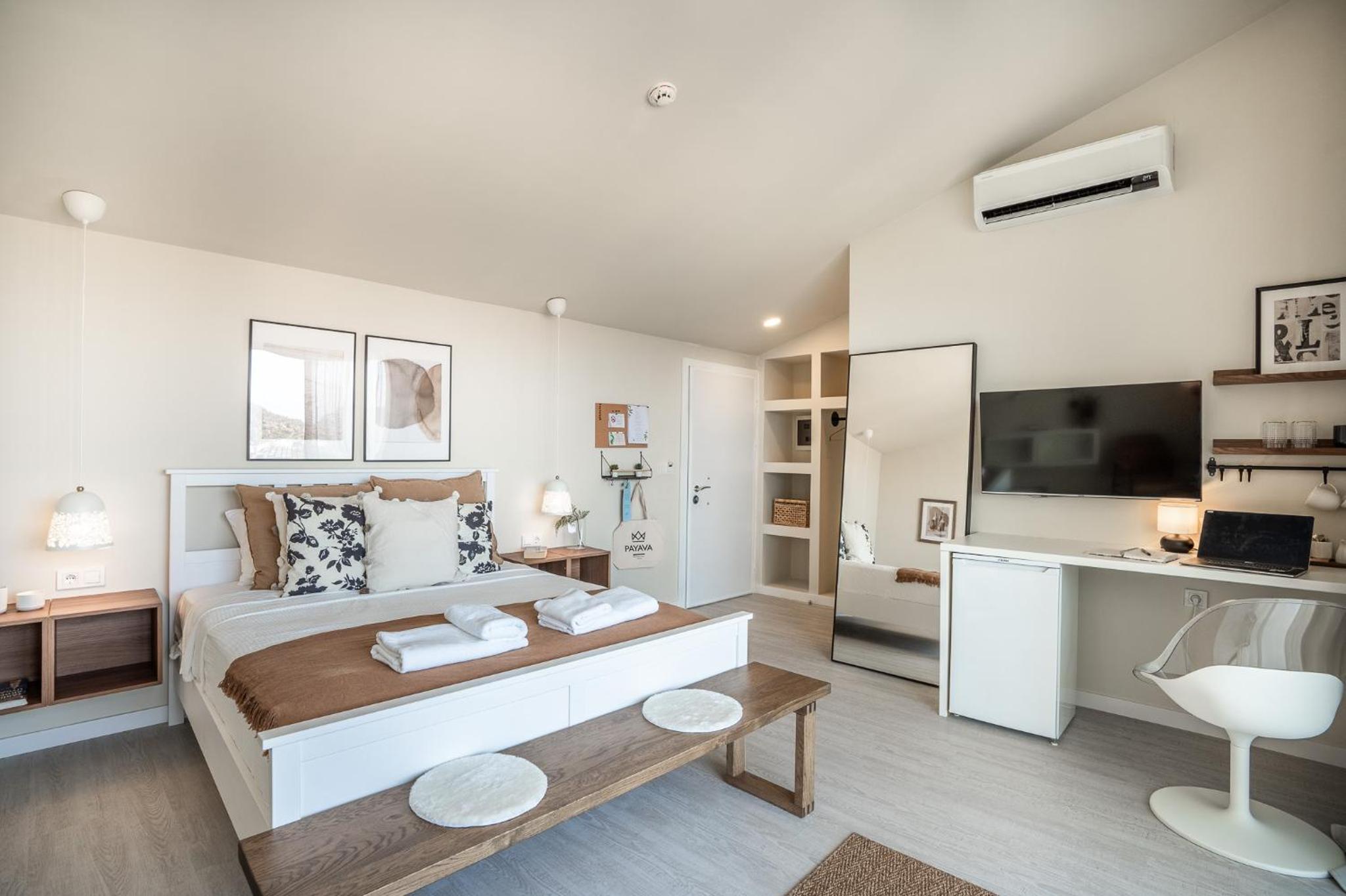 Deluxe Double Room with Sea View - Photo 6