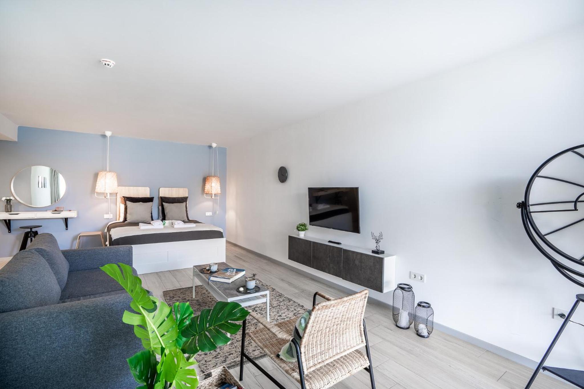 King Suite with Pool View - Photo 11