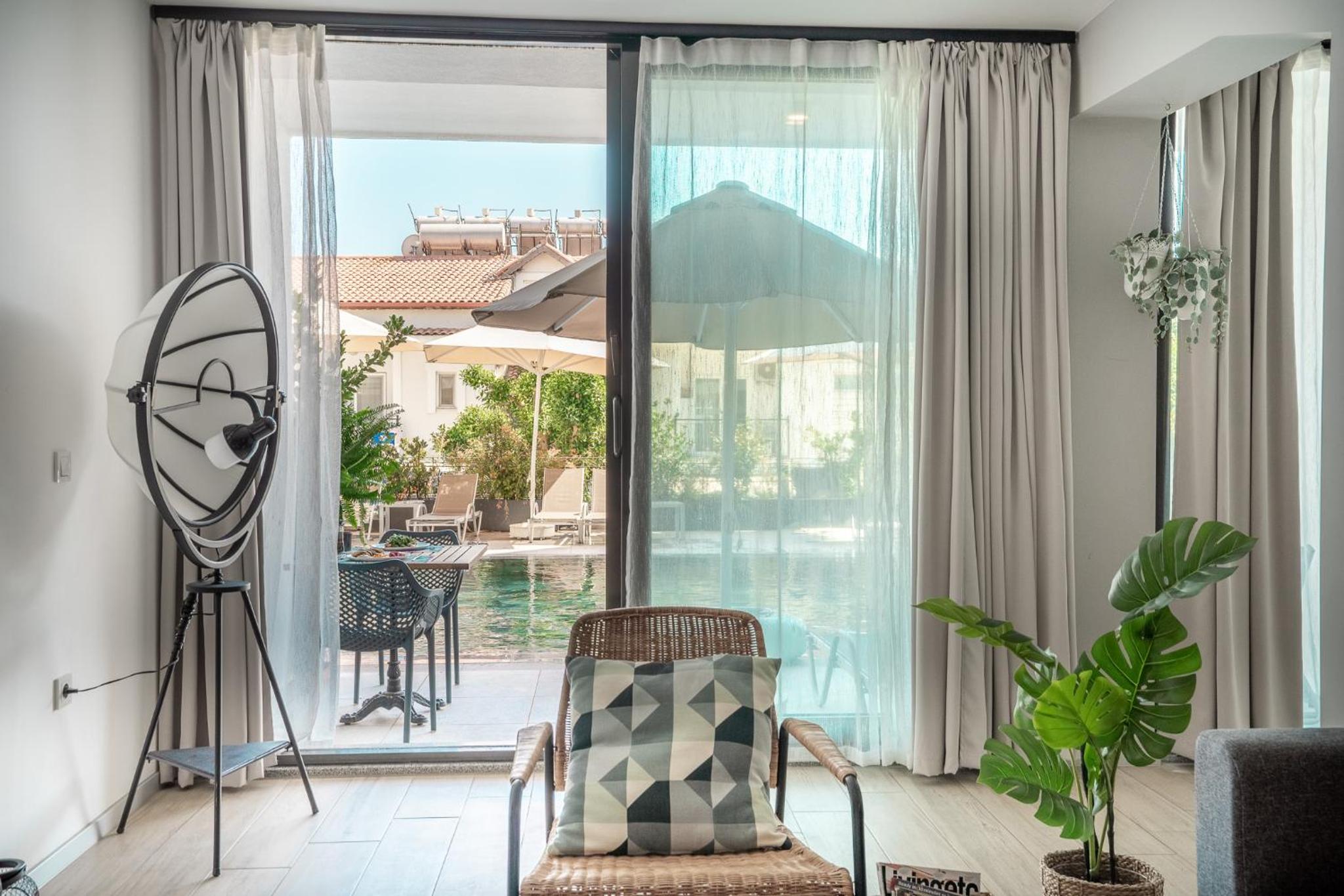 King Suite with Pool View - Photo 3