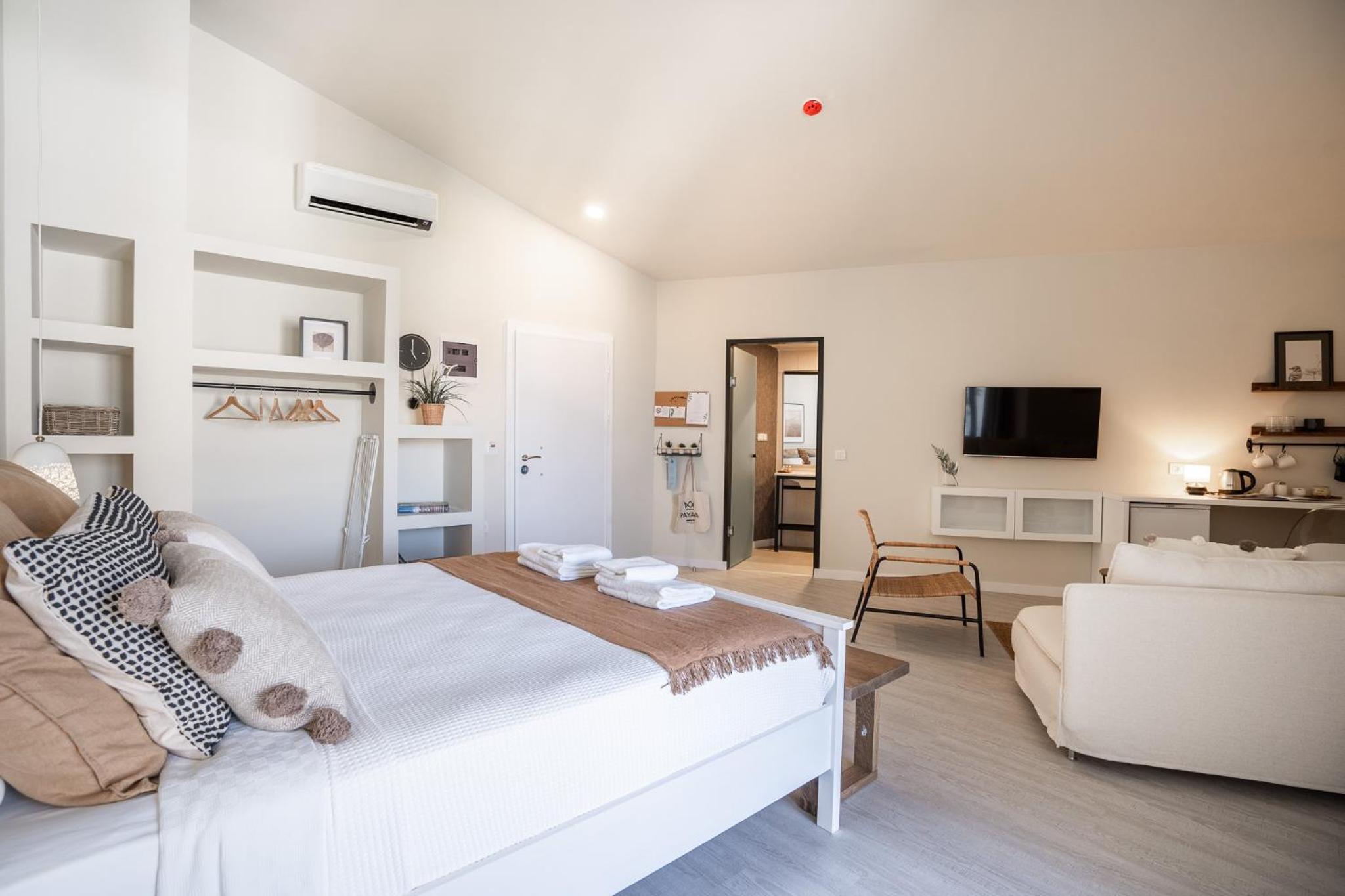 King Suite with Pool View - Photo 7