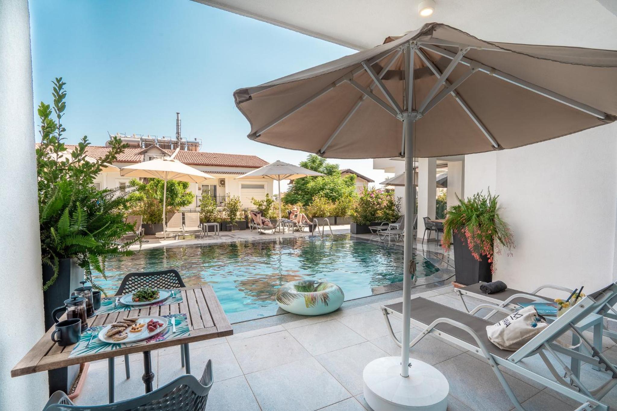 King Suite with Pool View - Photo 4
