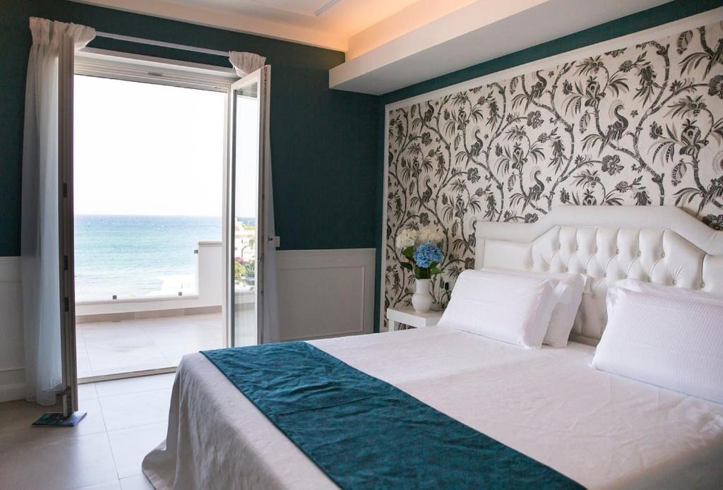 Deluxe Suite with Sea View thumbnail 5