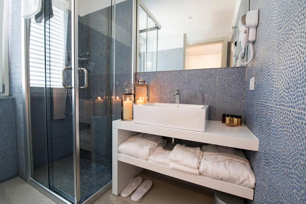 Deluxe Suite with Sea View thumbnail 5