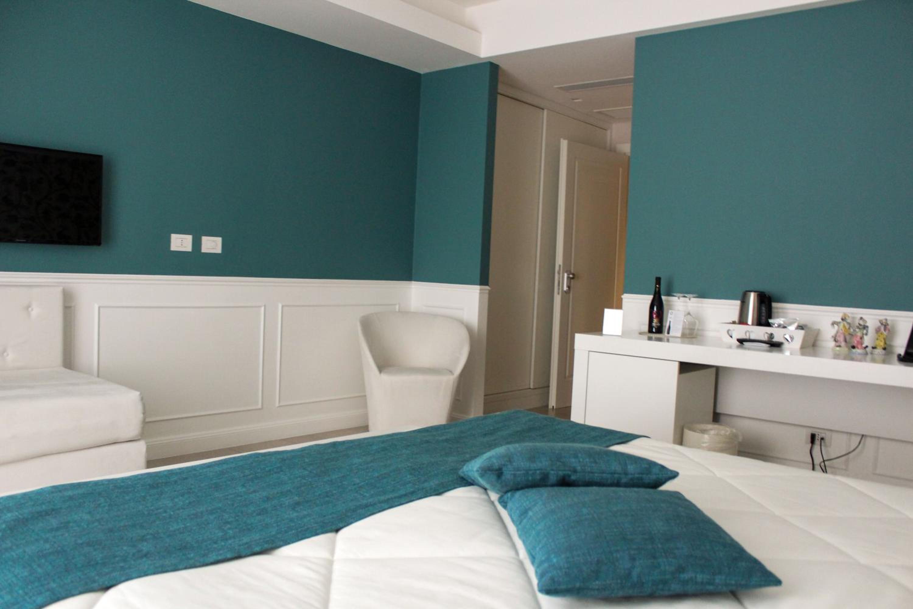 Deluxe Suite with Sea View thumbnail 6