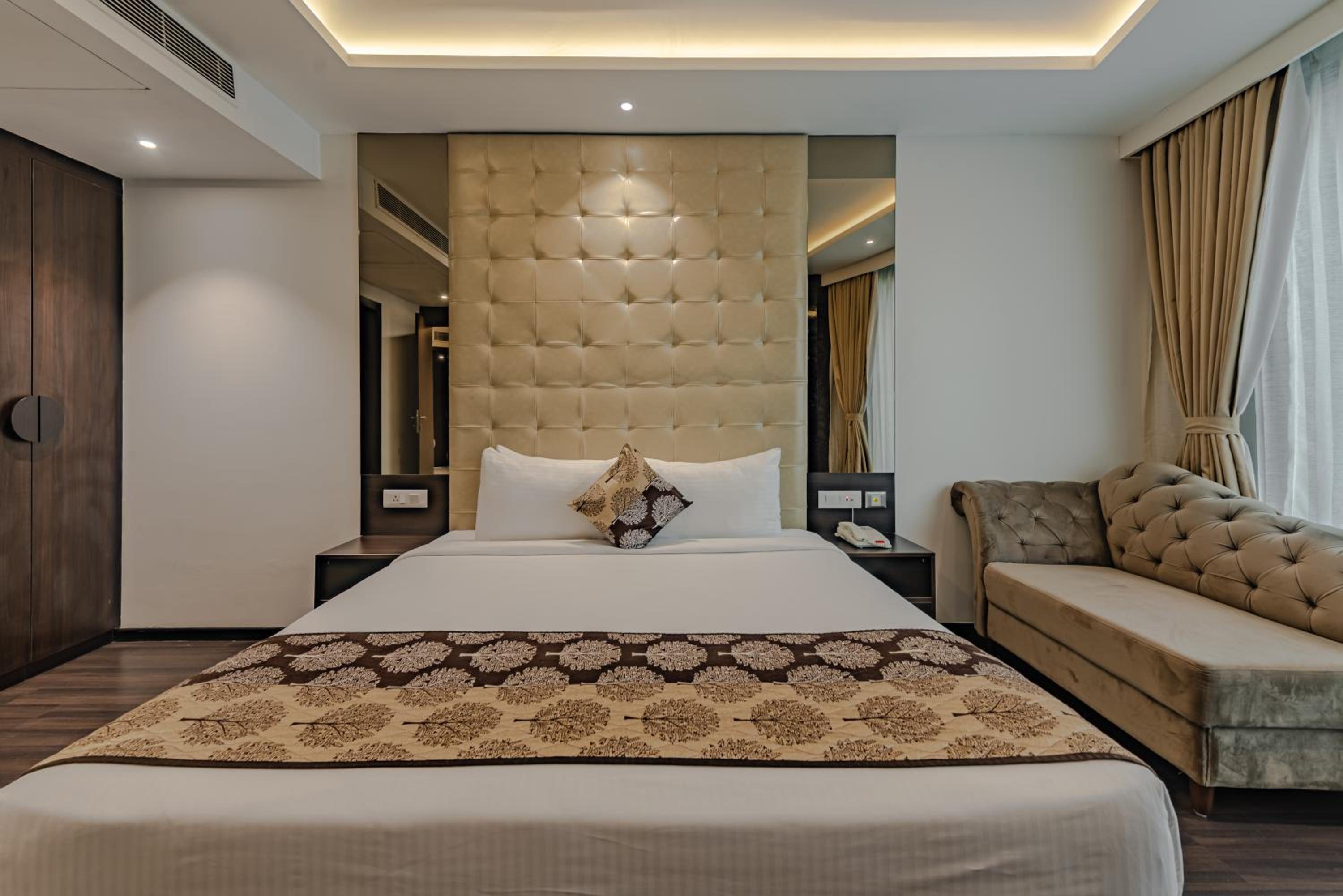 Executive Suite - Photo 6