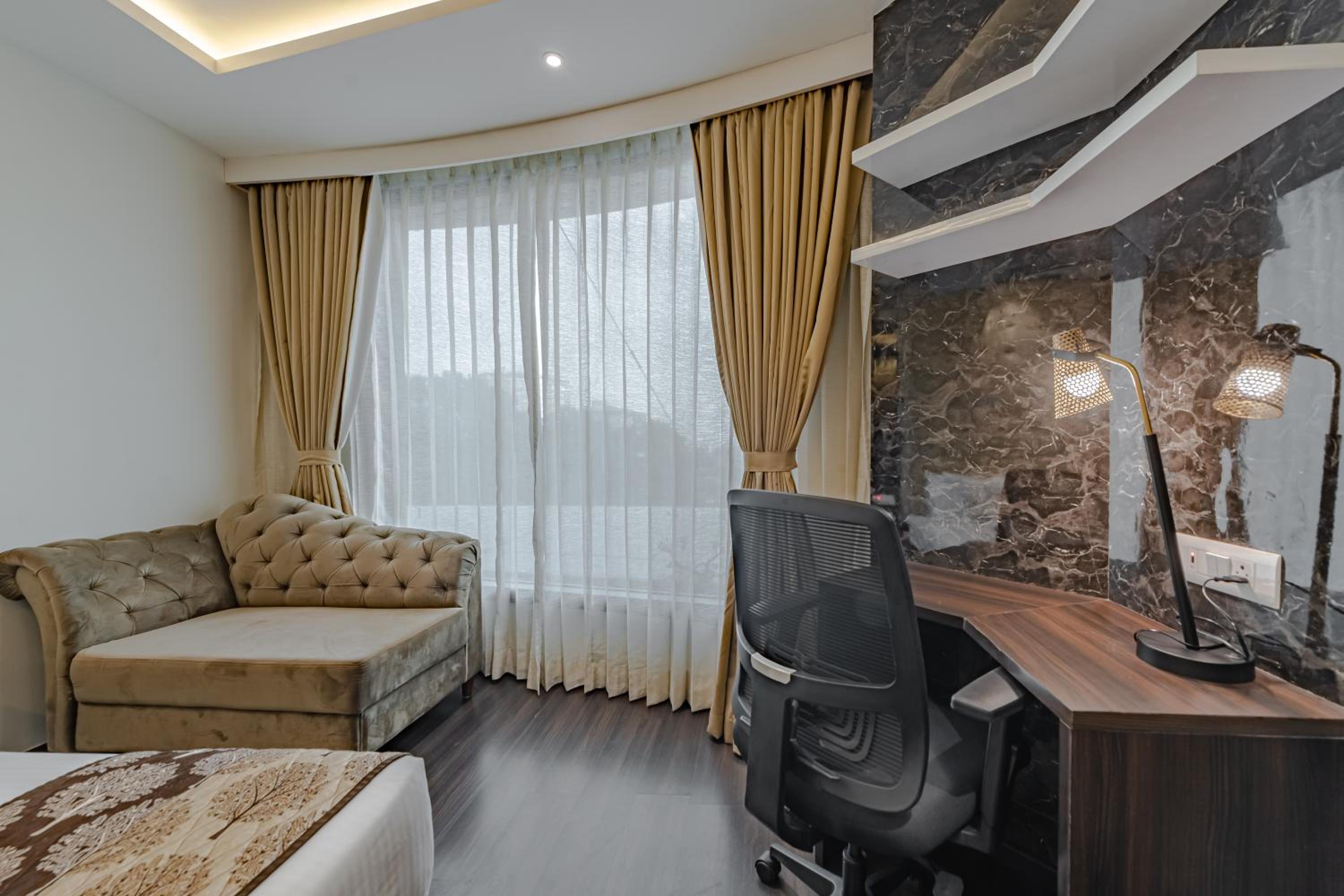Executive Suite - Photo 5