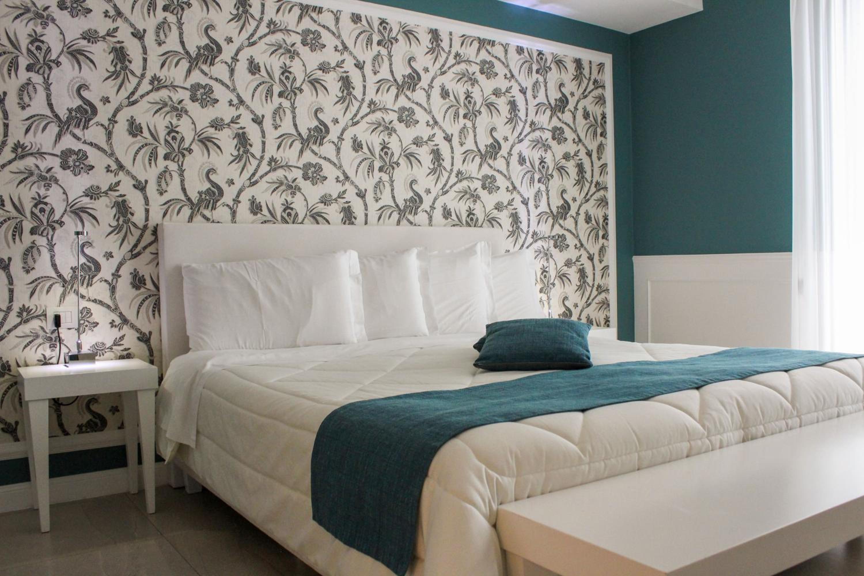 Deluxe Suite with Sea View thumbnail 5