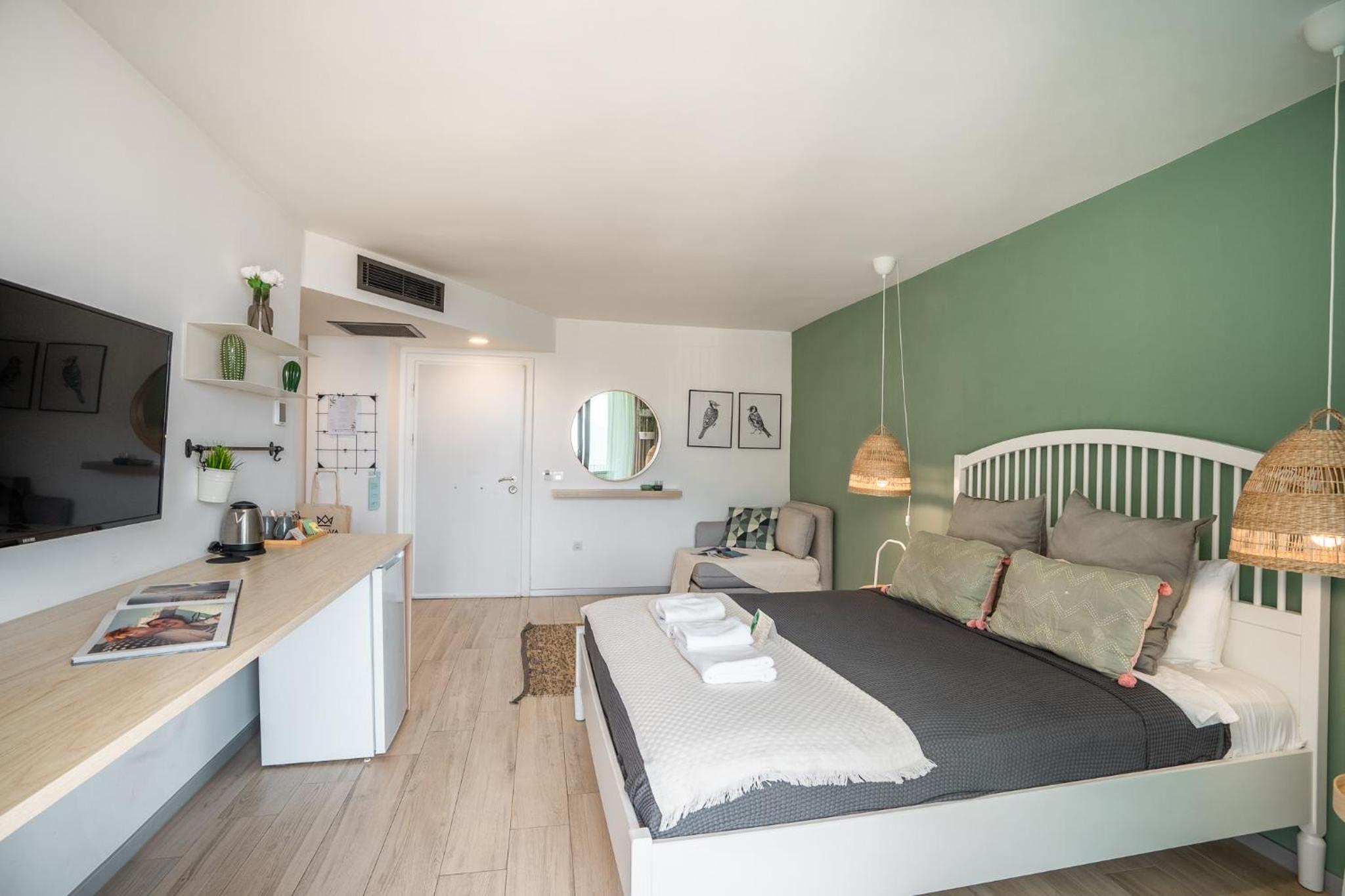 Queen Room with Sea View - Photo 6