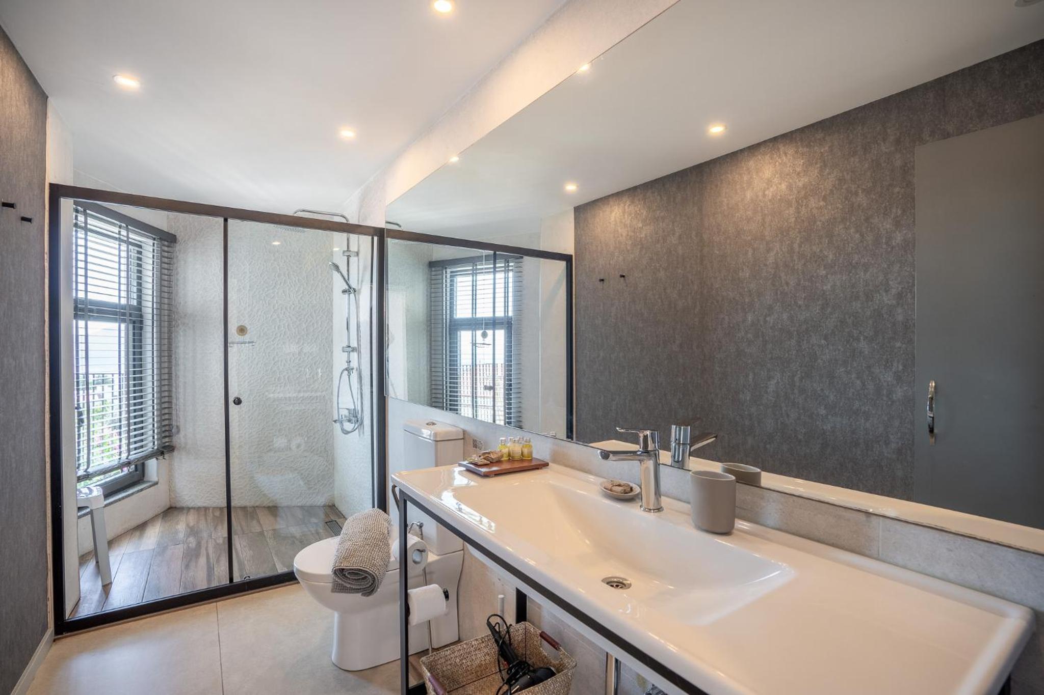 Queen Room with Sea View - Photo 9