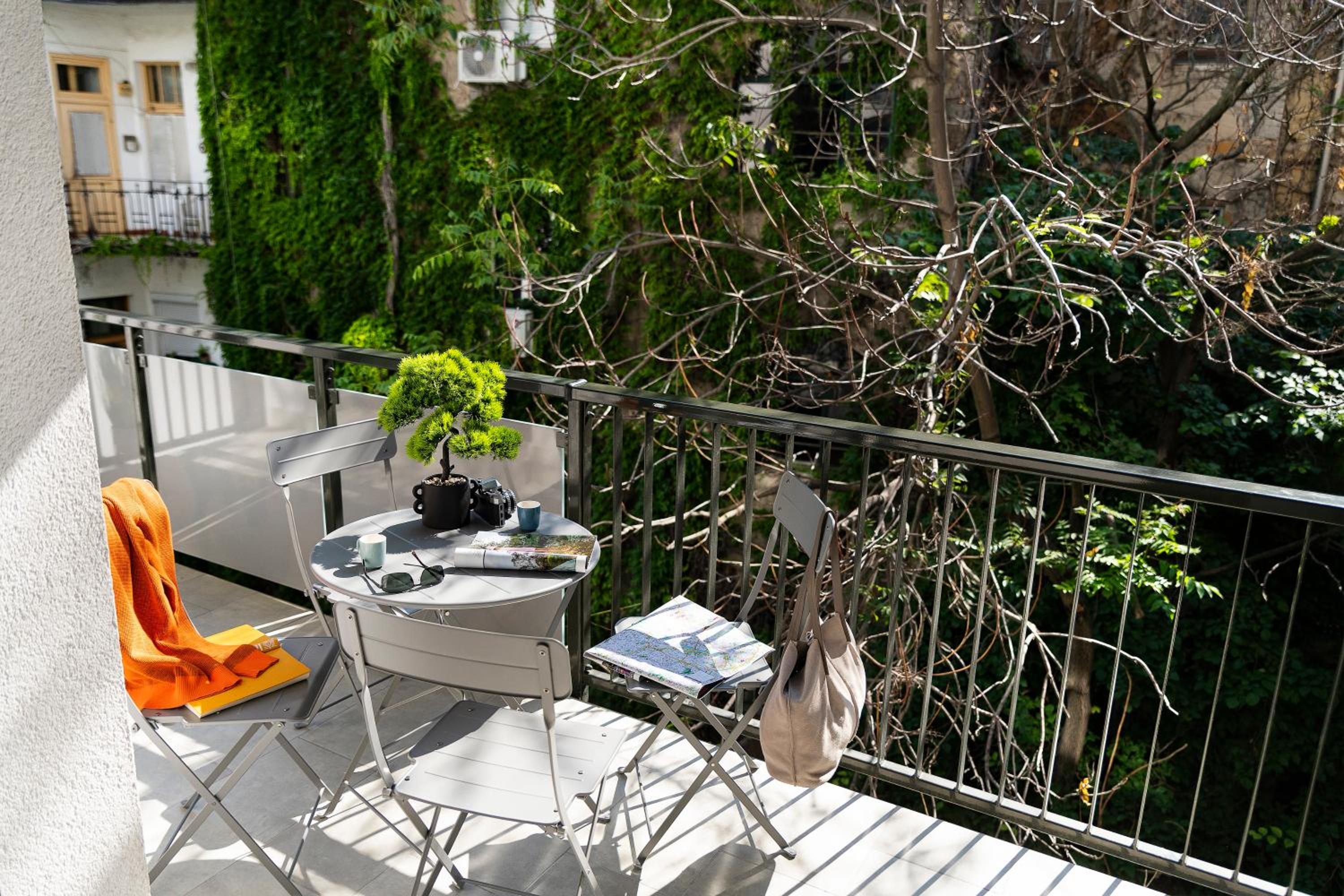 Off-Site Studio with Balcony - Photo 3