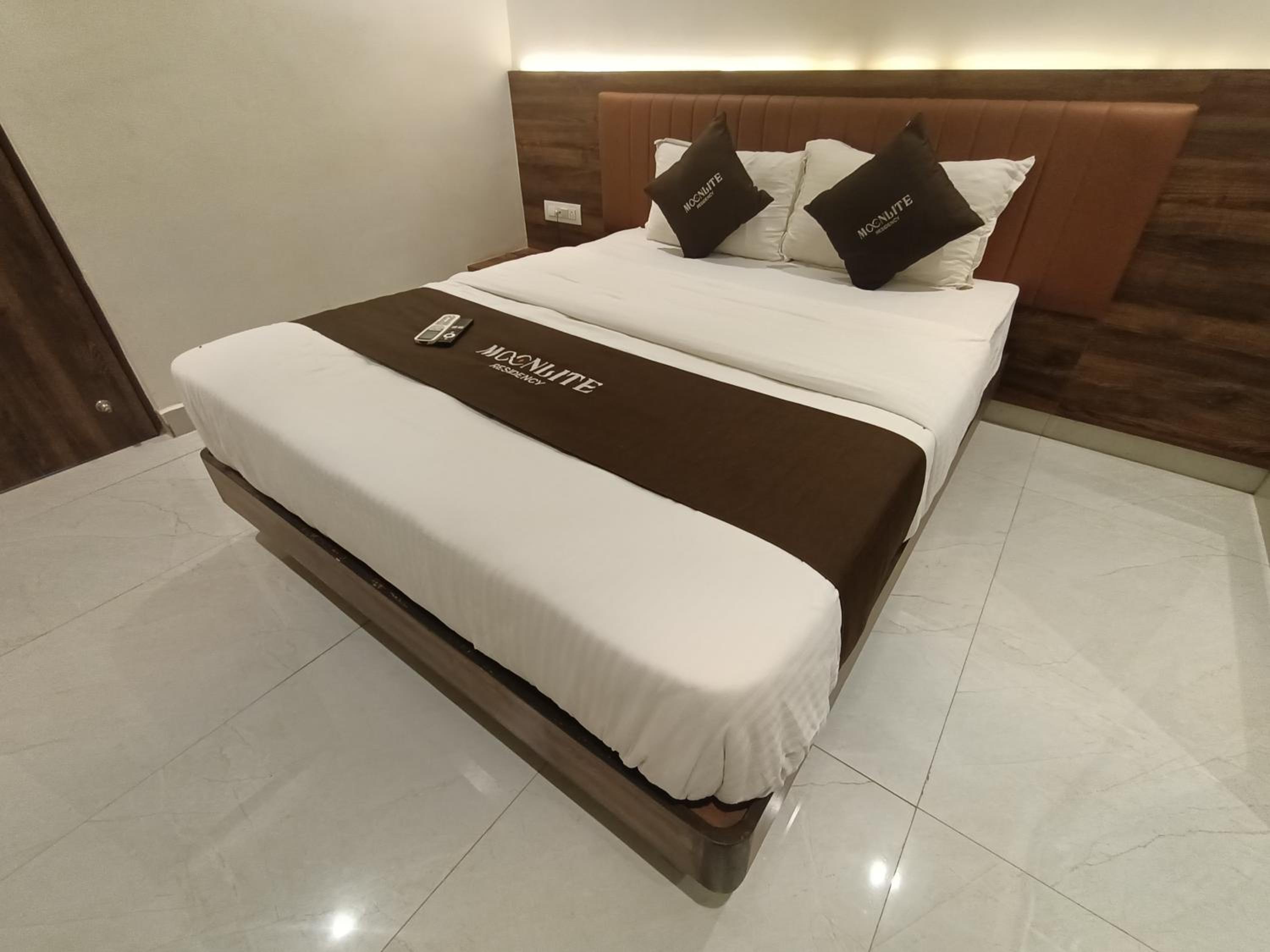 Deluxe Room - Photo 15