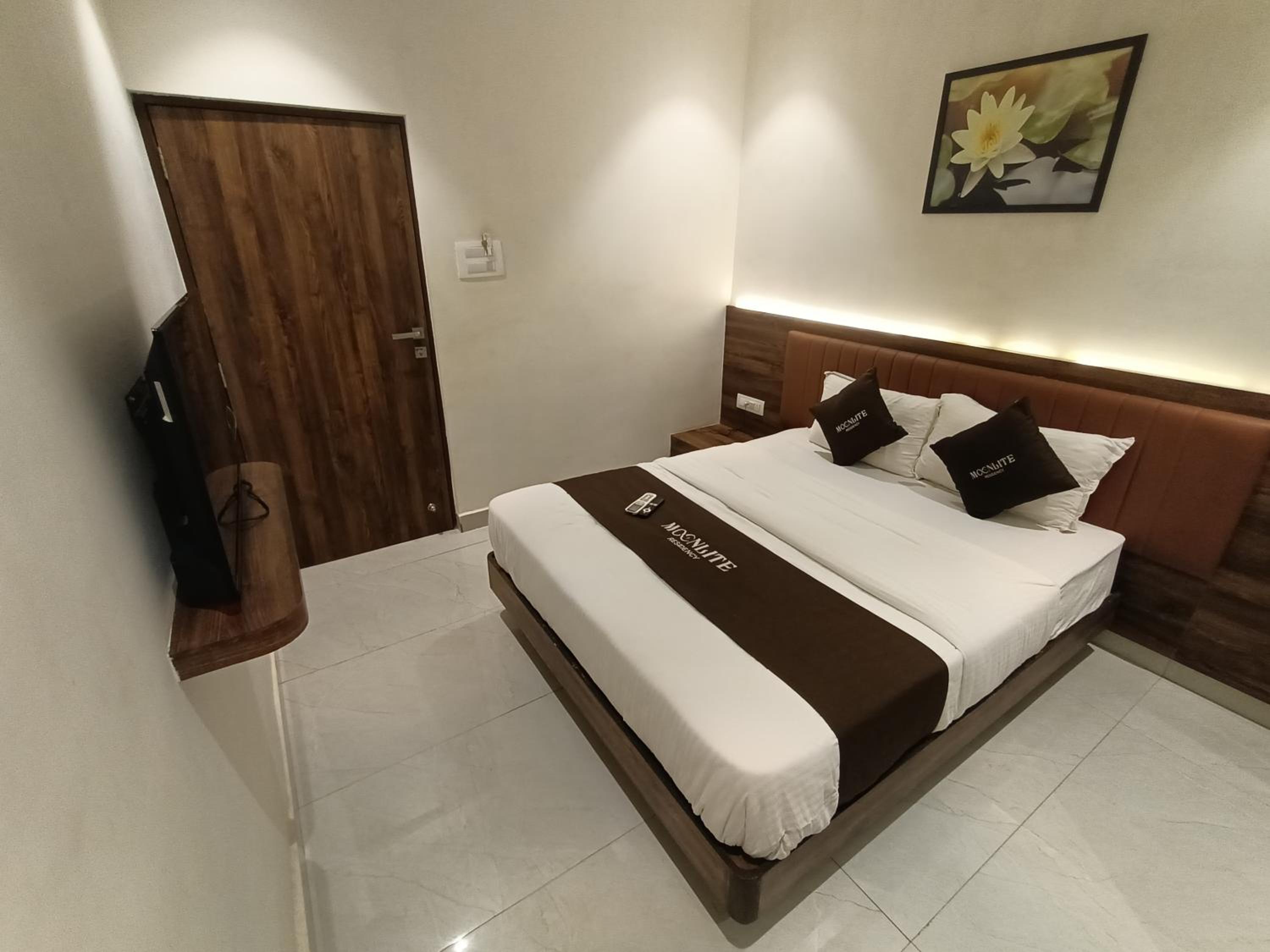 Deluxe Room - Photo 13