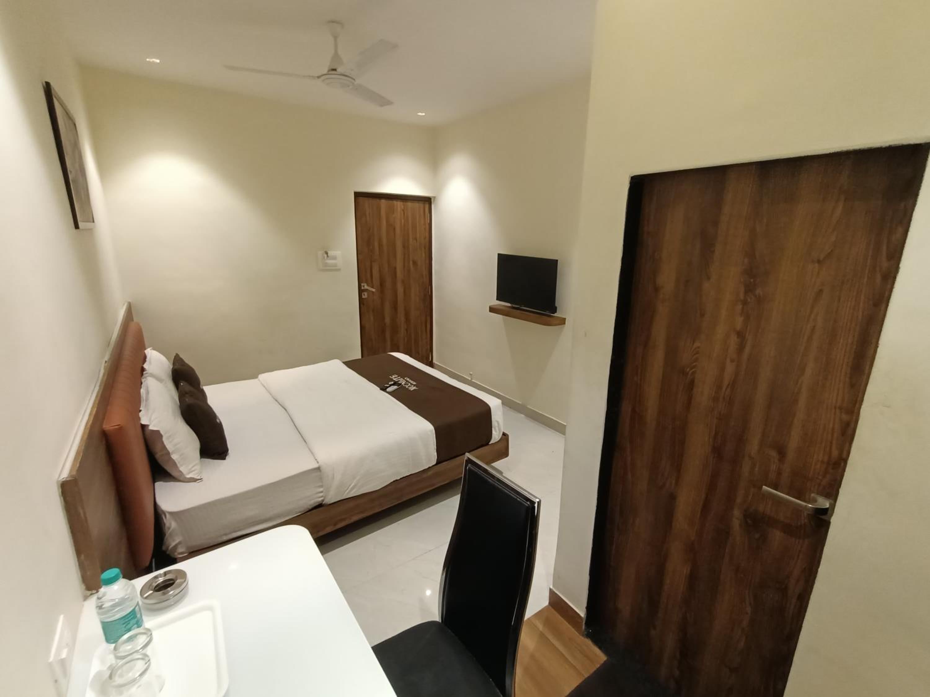 Deluxe Room - Photo 5