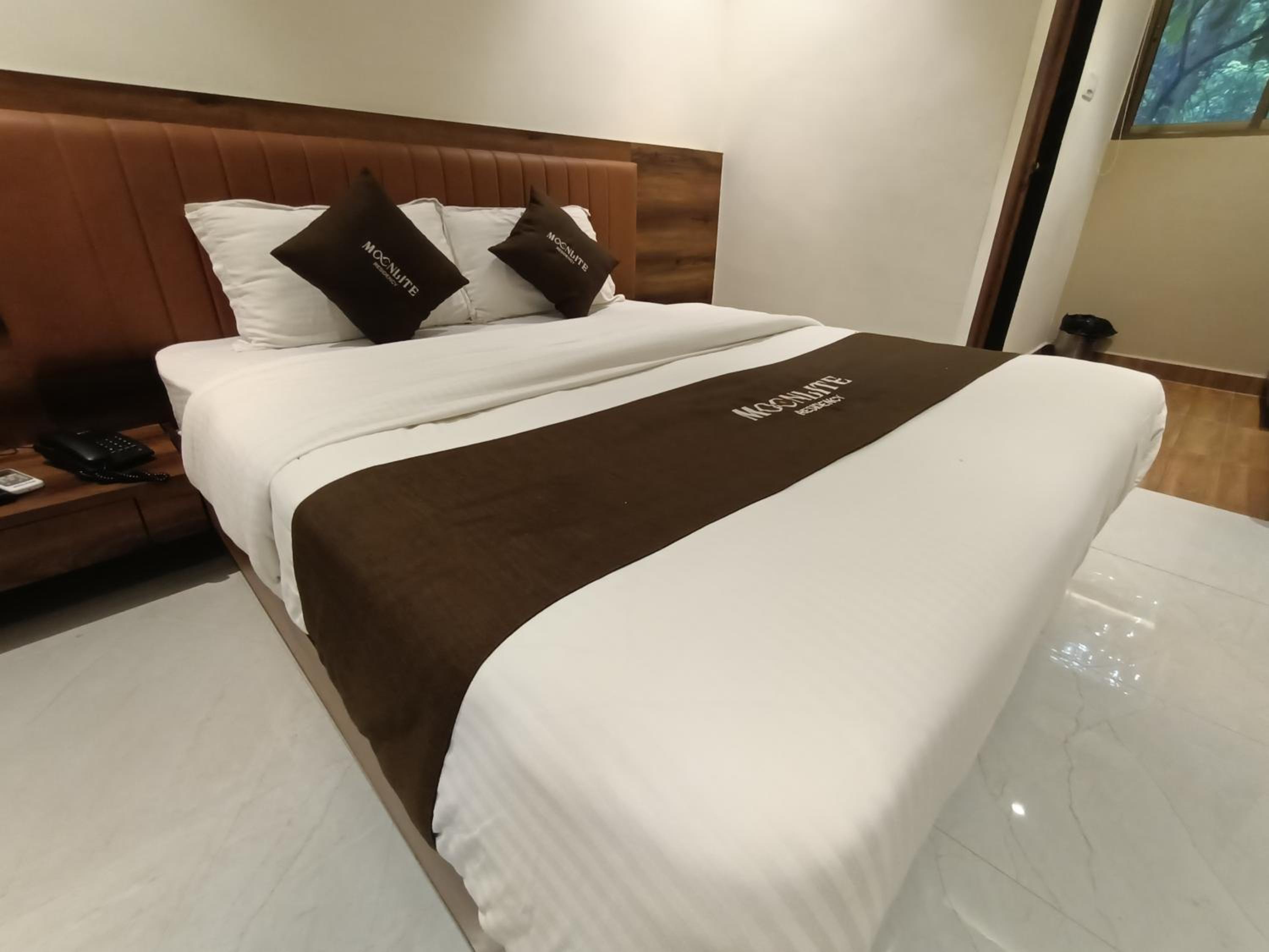 Deluxe Room - Photo 25