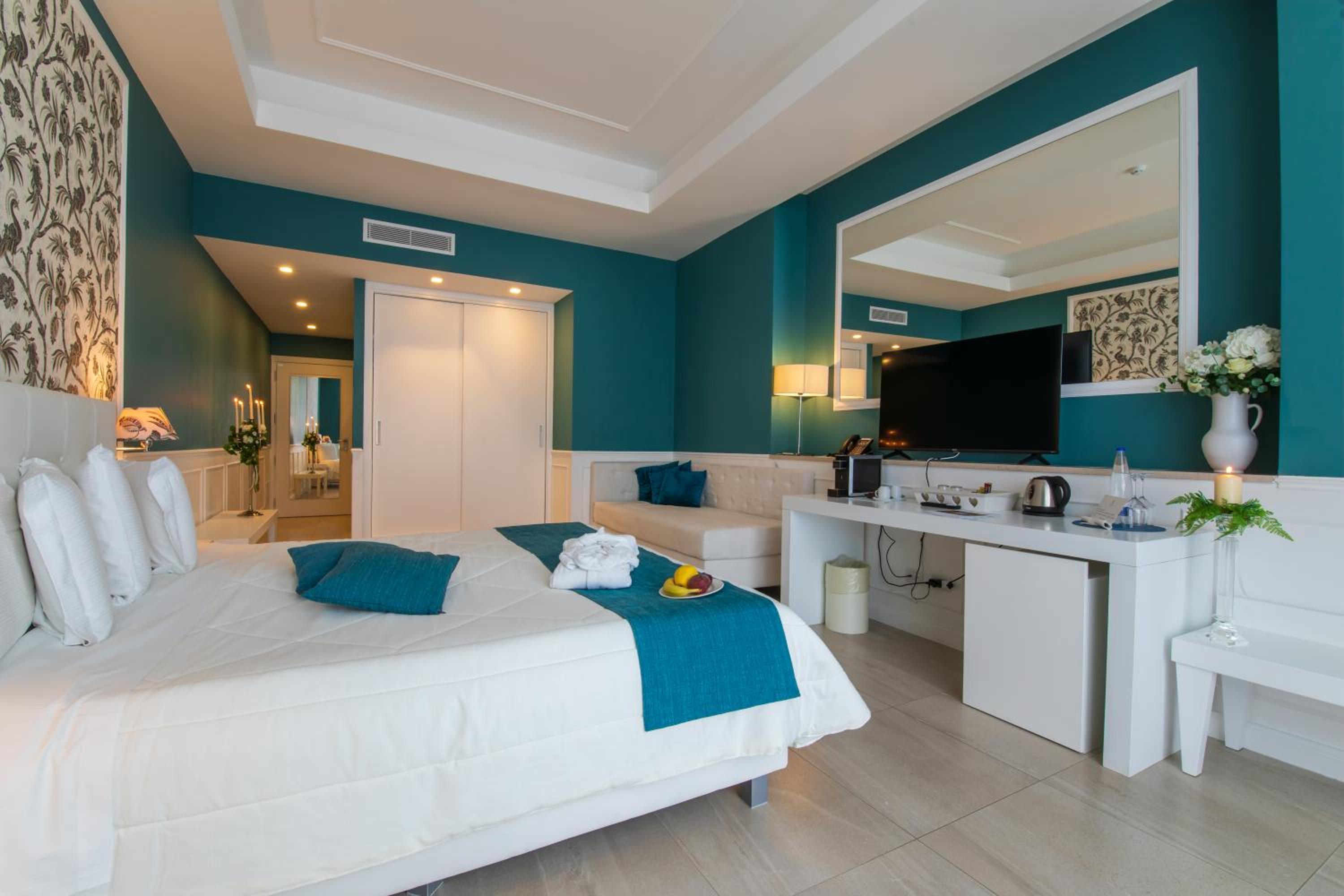 King Suite with Sea View thumbnail 6