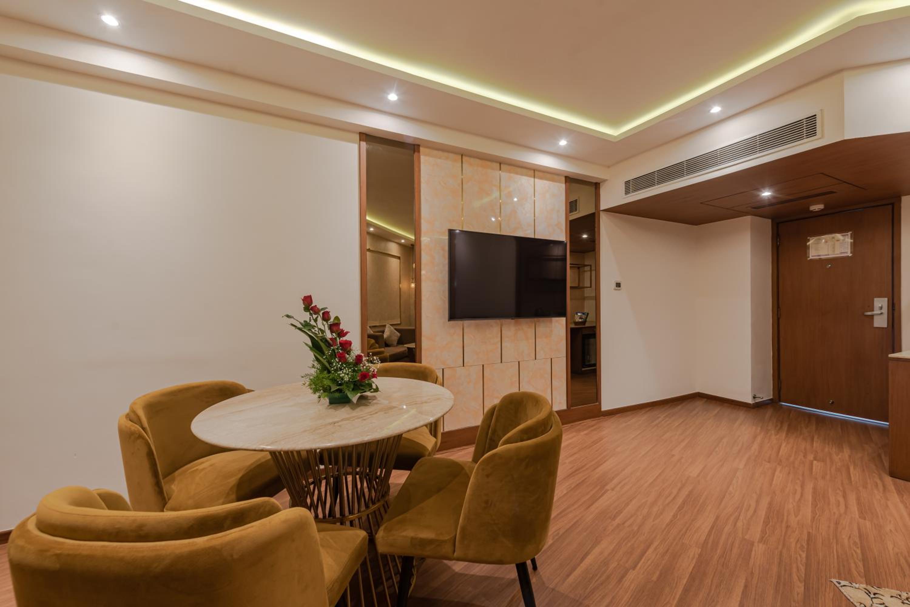 Executive Suite - Photo 5
