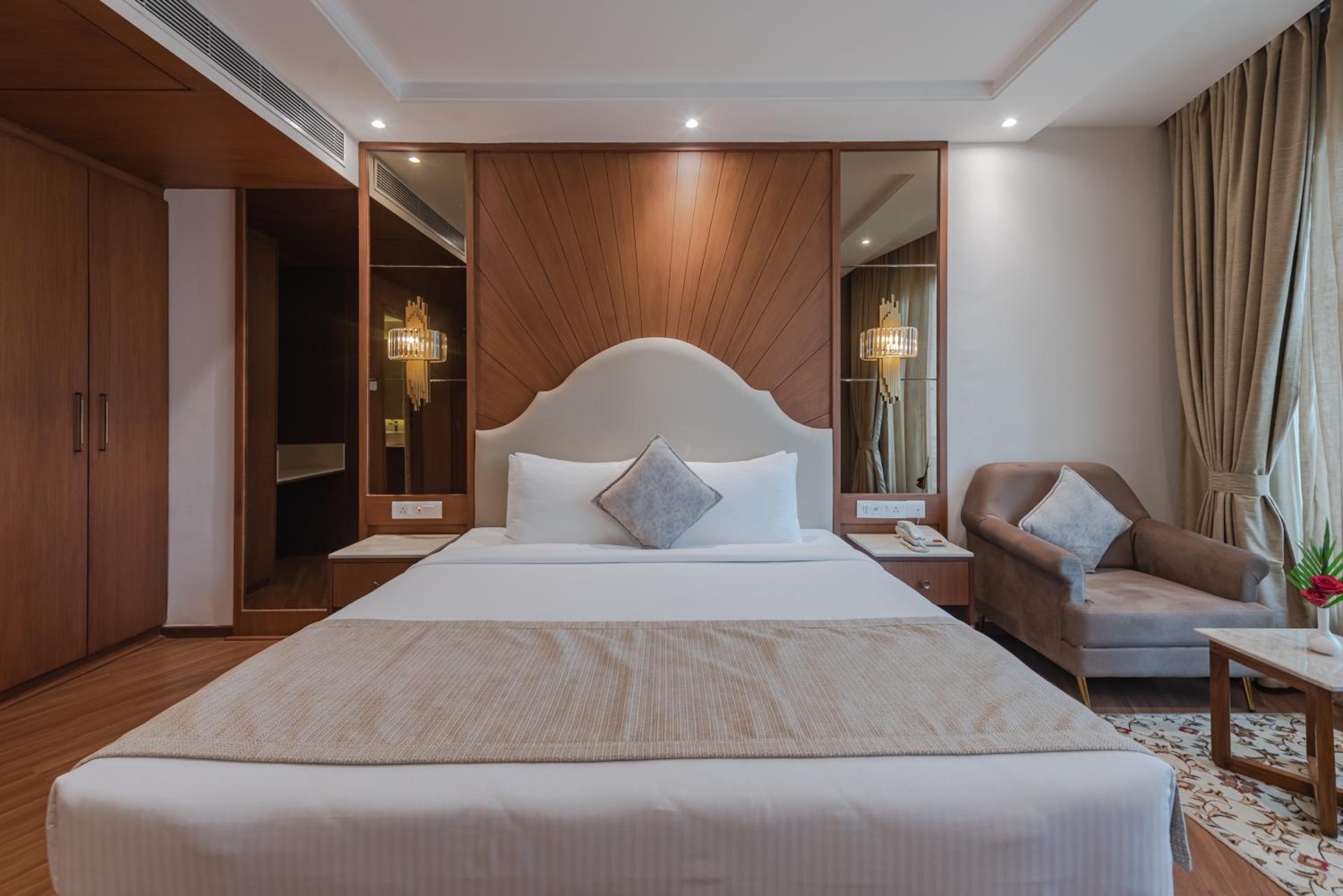 Executive Suite - Photo 7