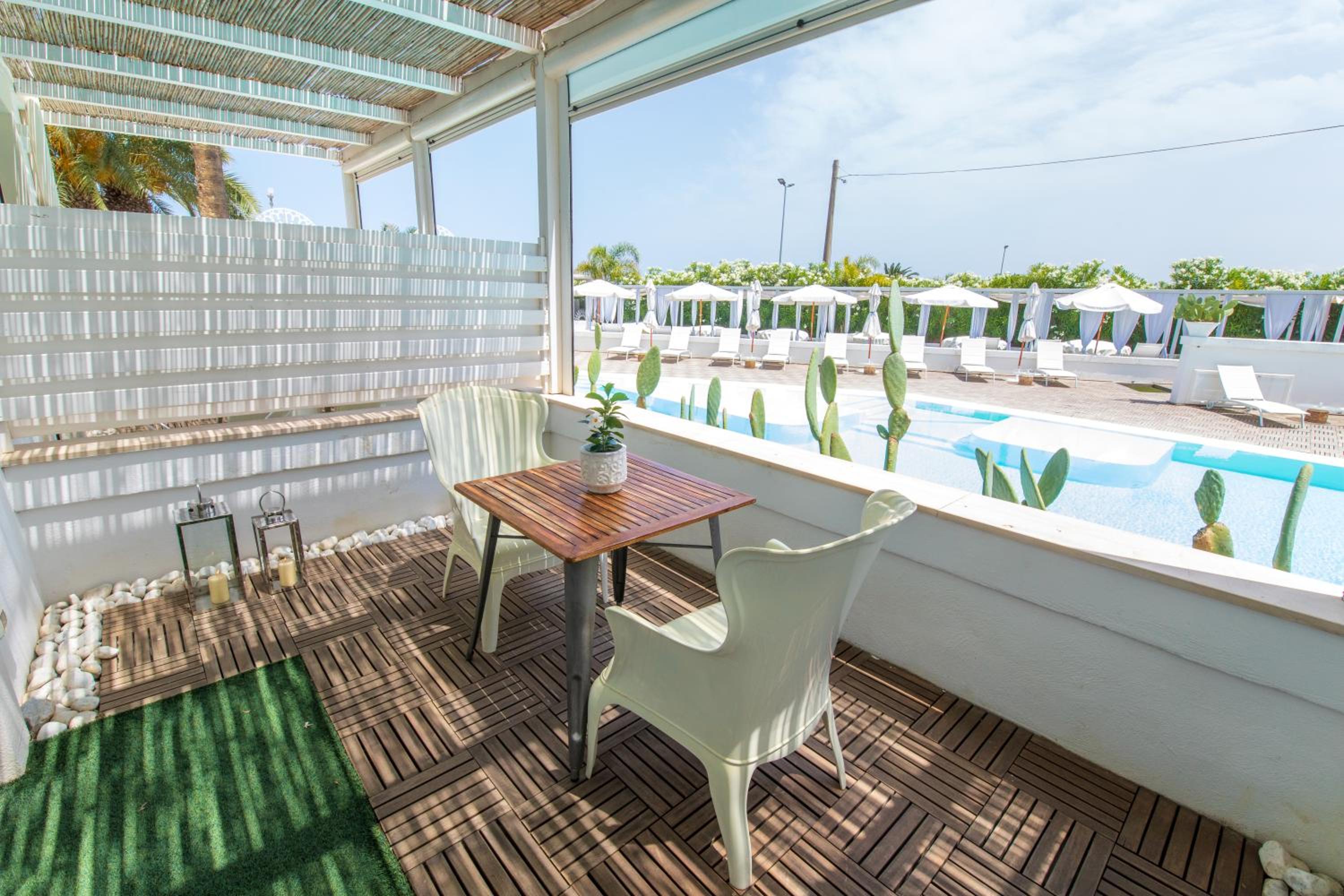 Suite with Pool View thumbnail 6