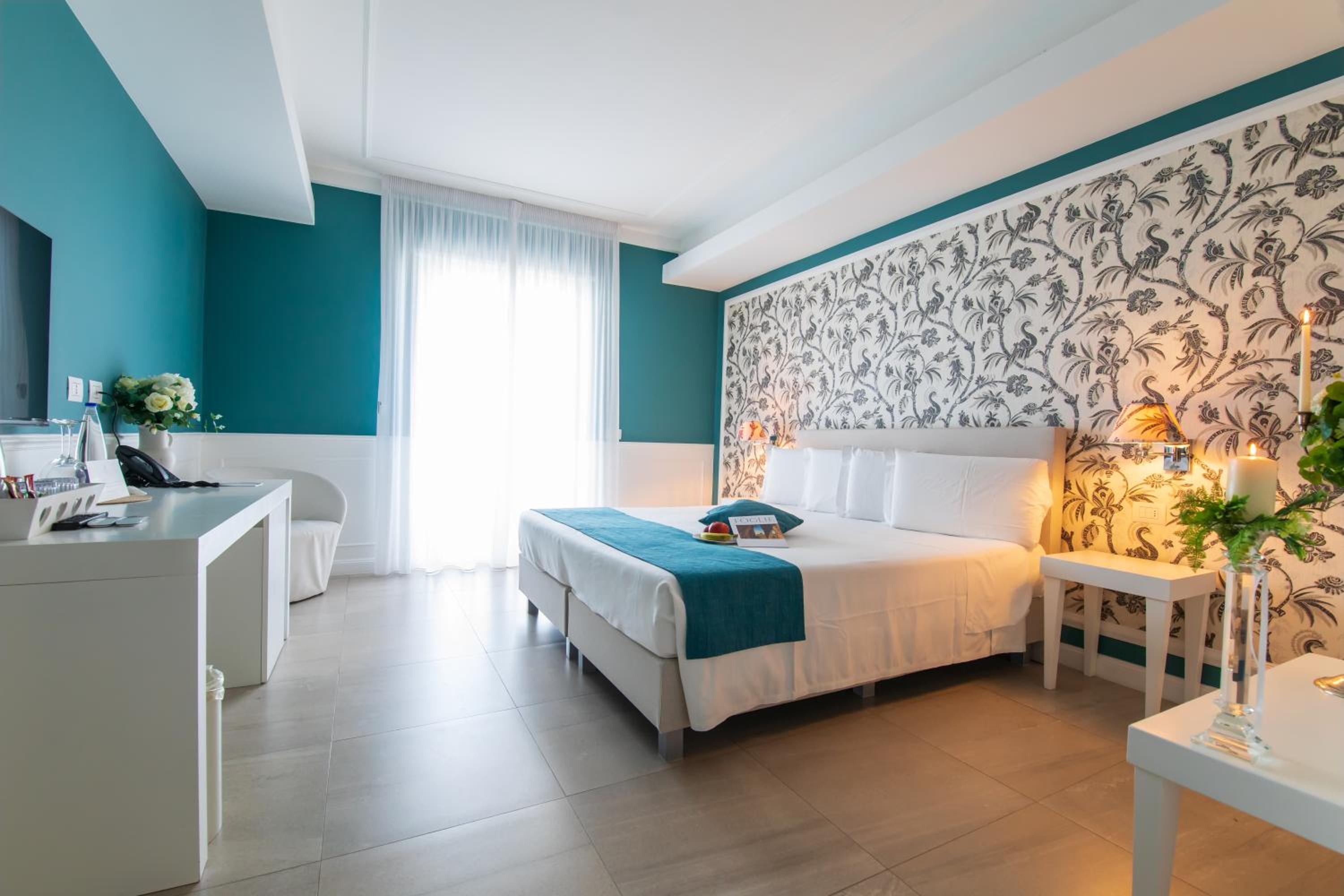 Deluxe Suite with Sea View thumbnail 6