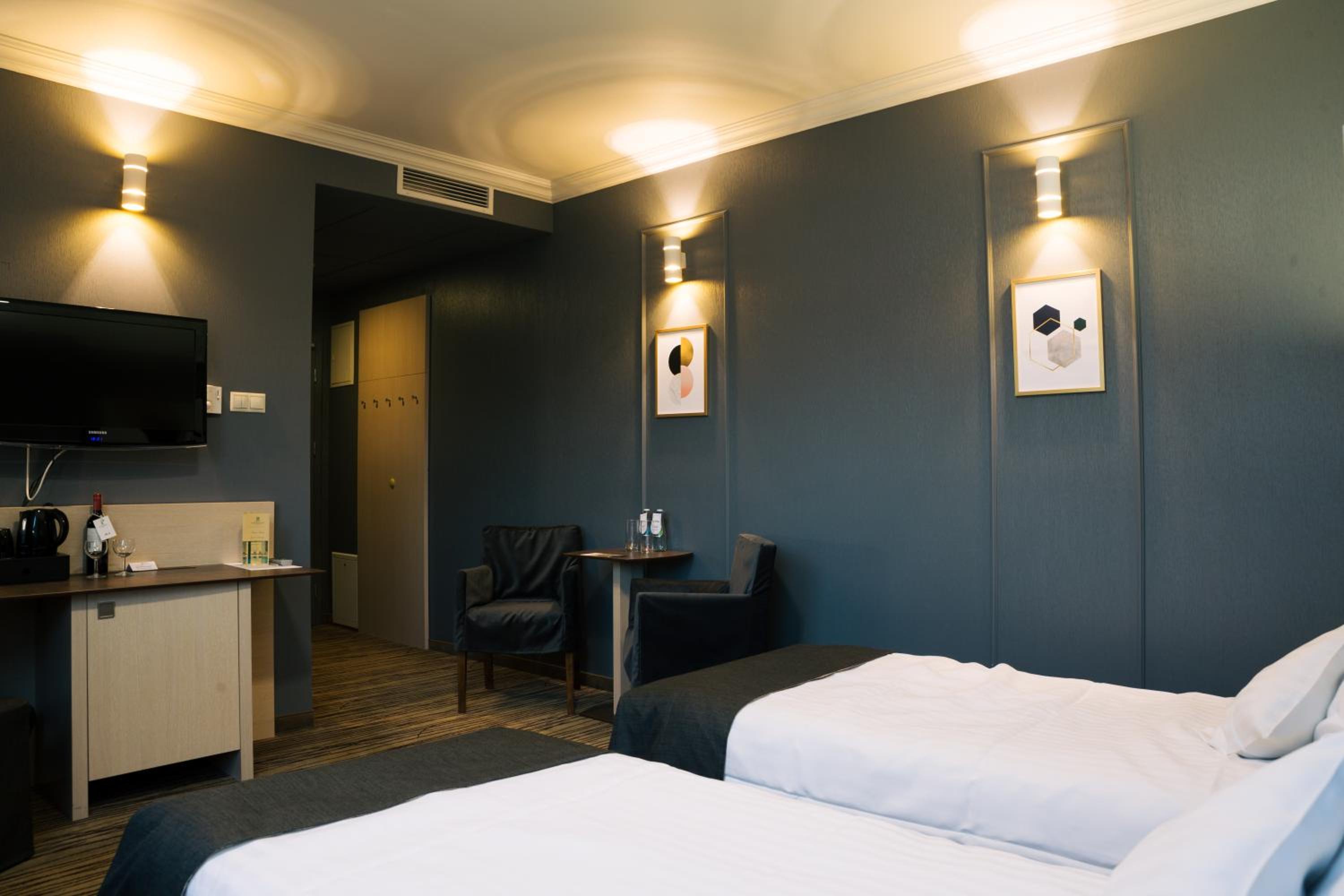 Standard Twin Room - Photo 3