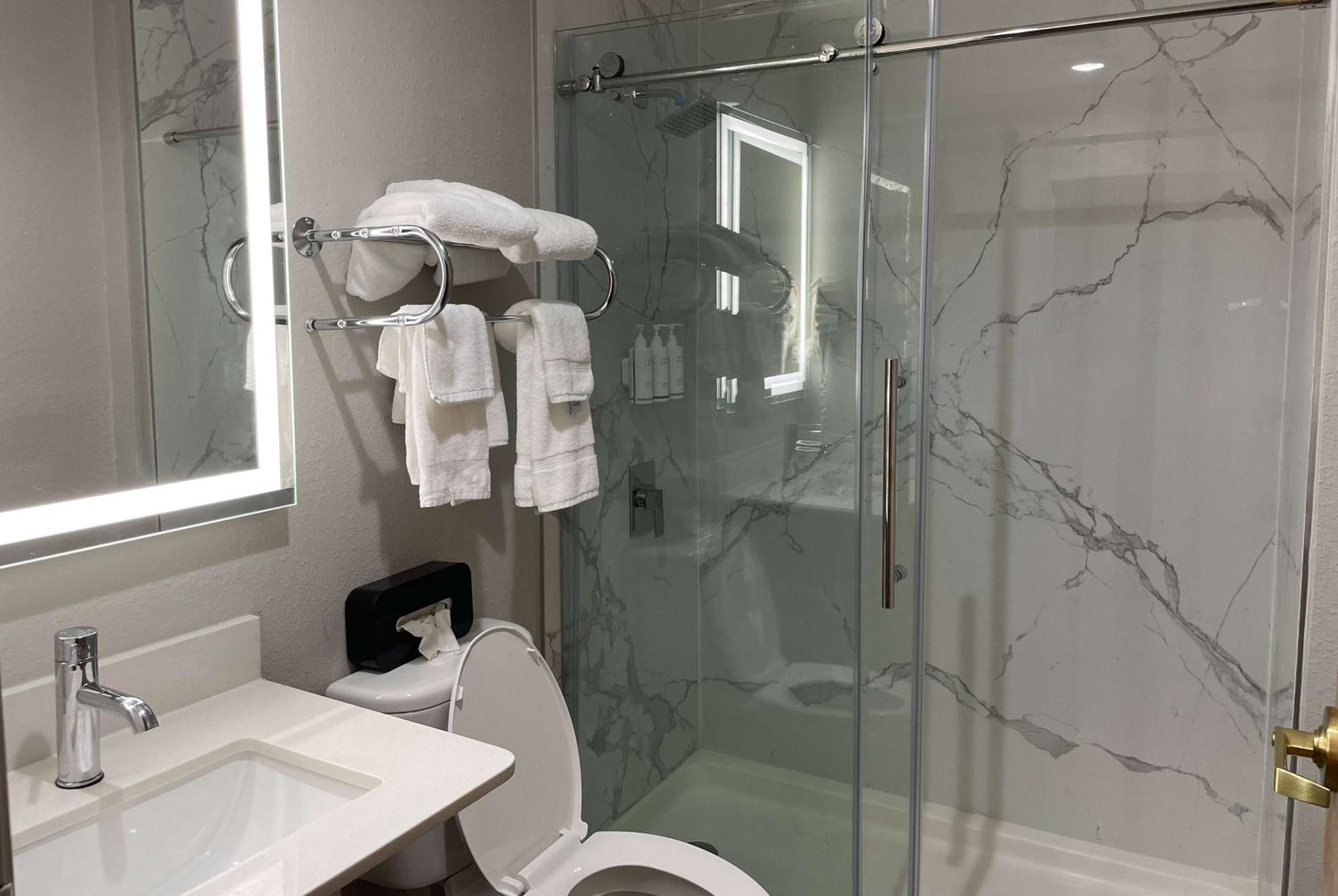 Queen Room with Shower - Non-Smoking - Photo 3