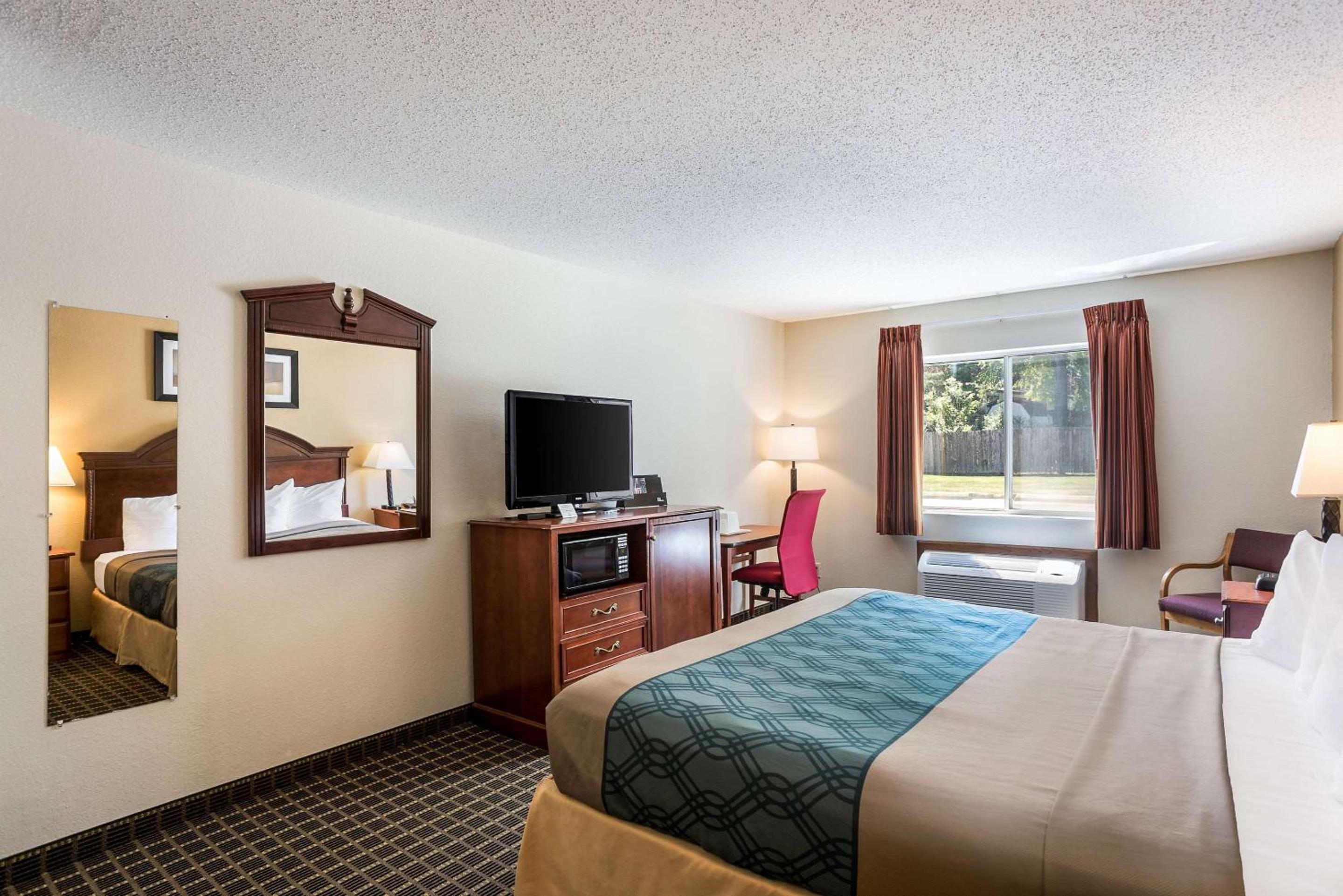 King Room - Non-Smoking - Photo 3