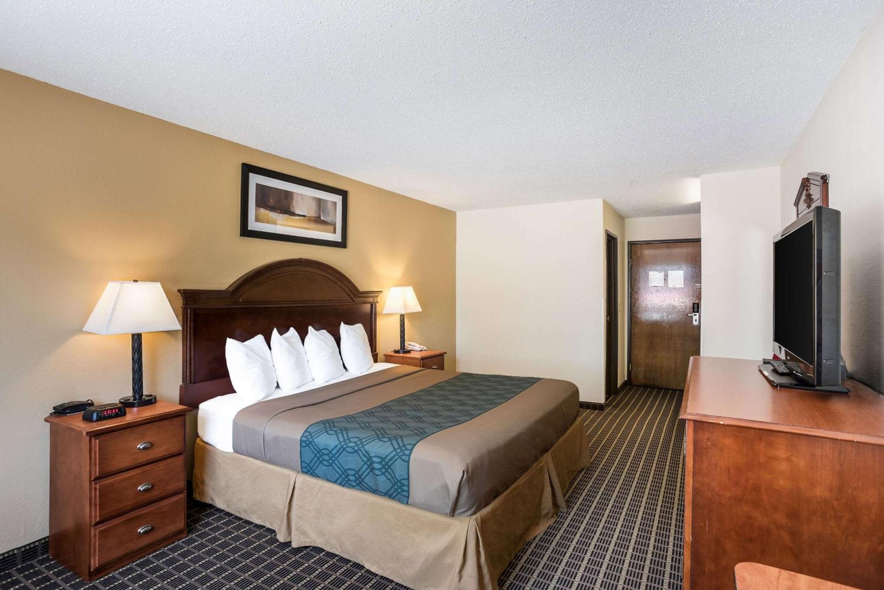 King Room - Non-Smoking - Photo 4