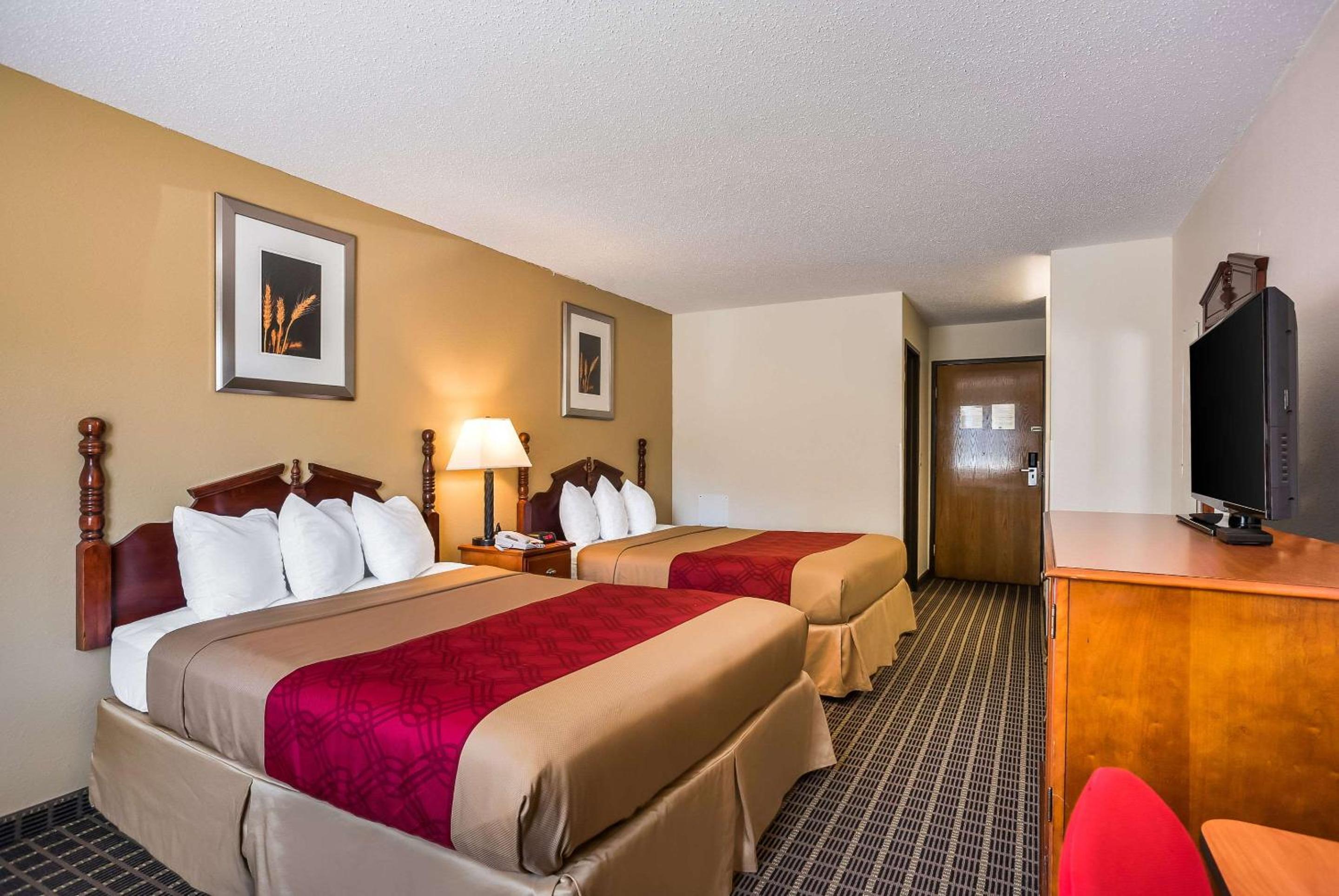 Queen Room with Two Queen Beds - Non-Smoking - Photo 1