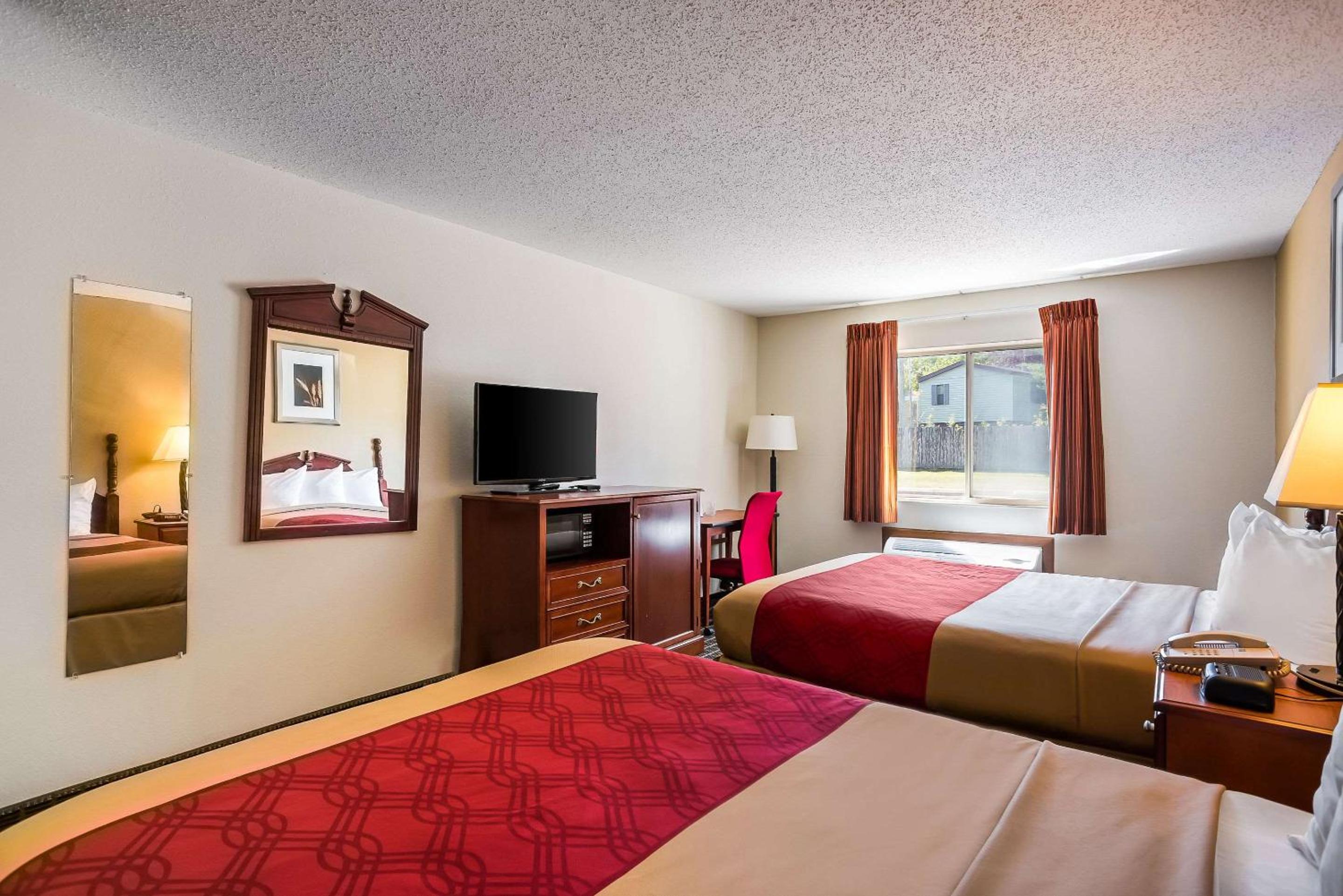 Queen Room with Two Queen Beds - Non-Smoking - Photo 12