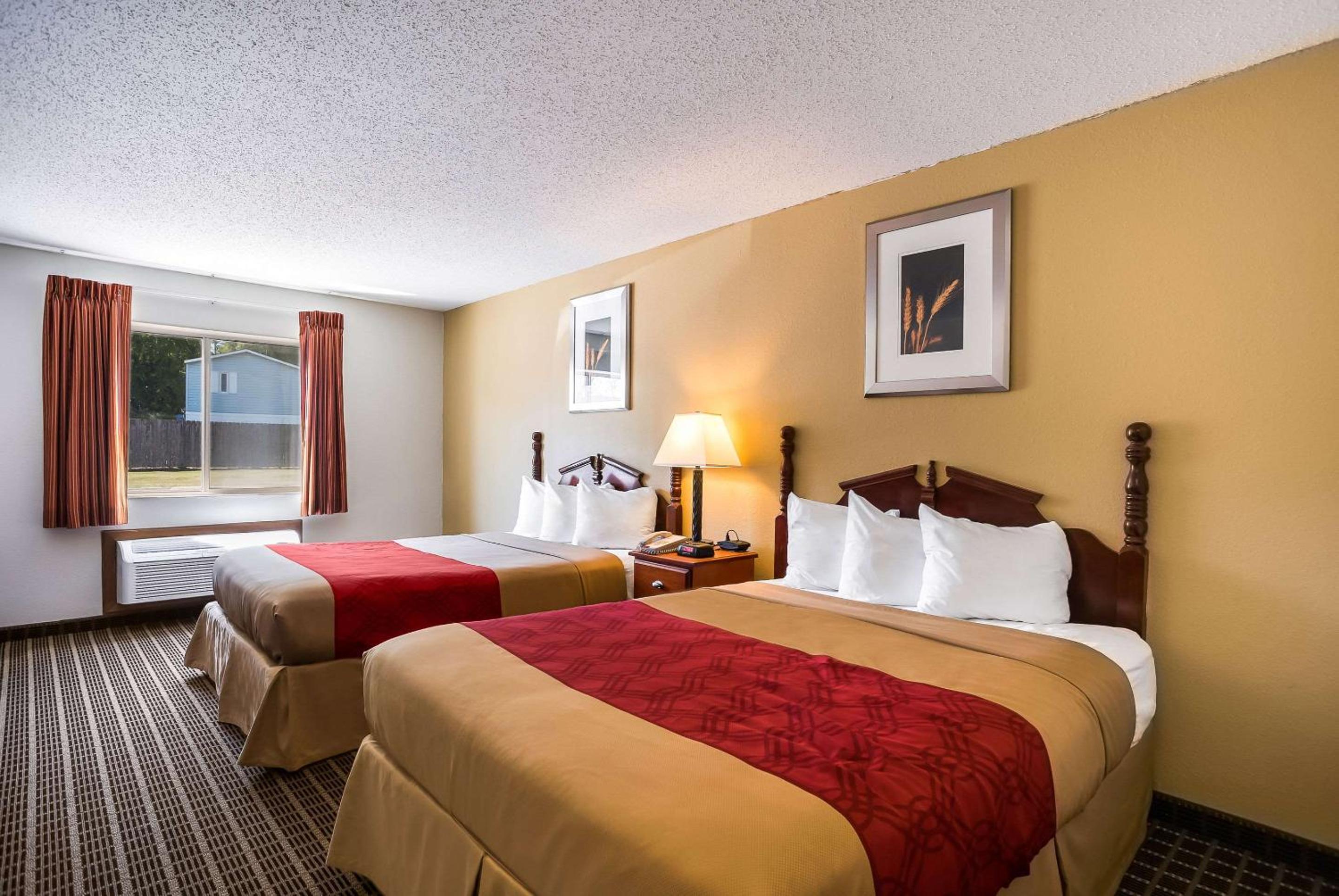Queen Room with Two Queen Beds - Non-Smoking - Photo 13
